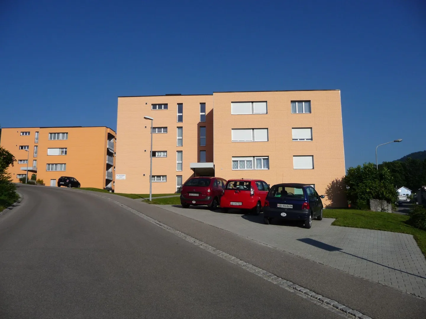 Terrasse und Aussicht! Grosszügig, sonnig, hell, preiswert, 5.5-Zimmer-Wohnung mit grosser Terrasse und Sicht in die Berge! - Foto 1 von 7