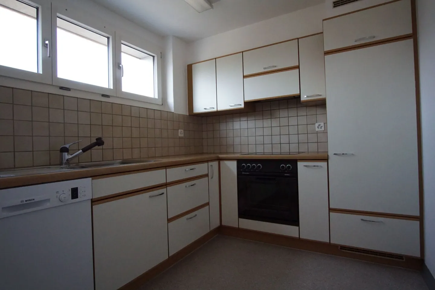 Preiswert! schöne, sonnige, grosszügige 4.5 Zi-Wohnung mit grossem Balkon und Bergsicht! - Foto 6 von 7