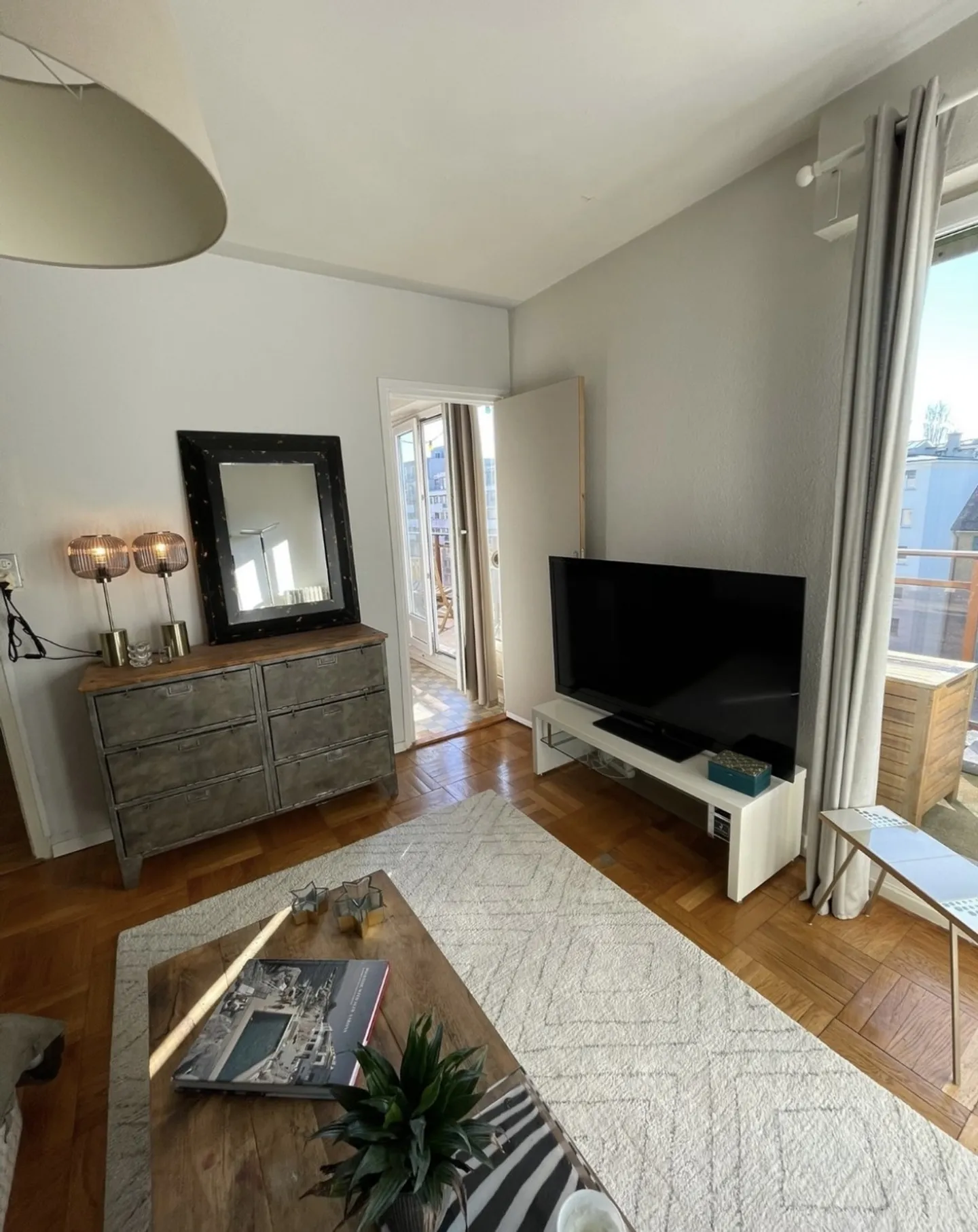 Grande camera luminosa con tutti i comfort, balcone privato esposto a sud, assoluto silenzio! - Foto 2 di 2