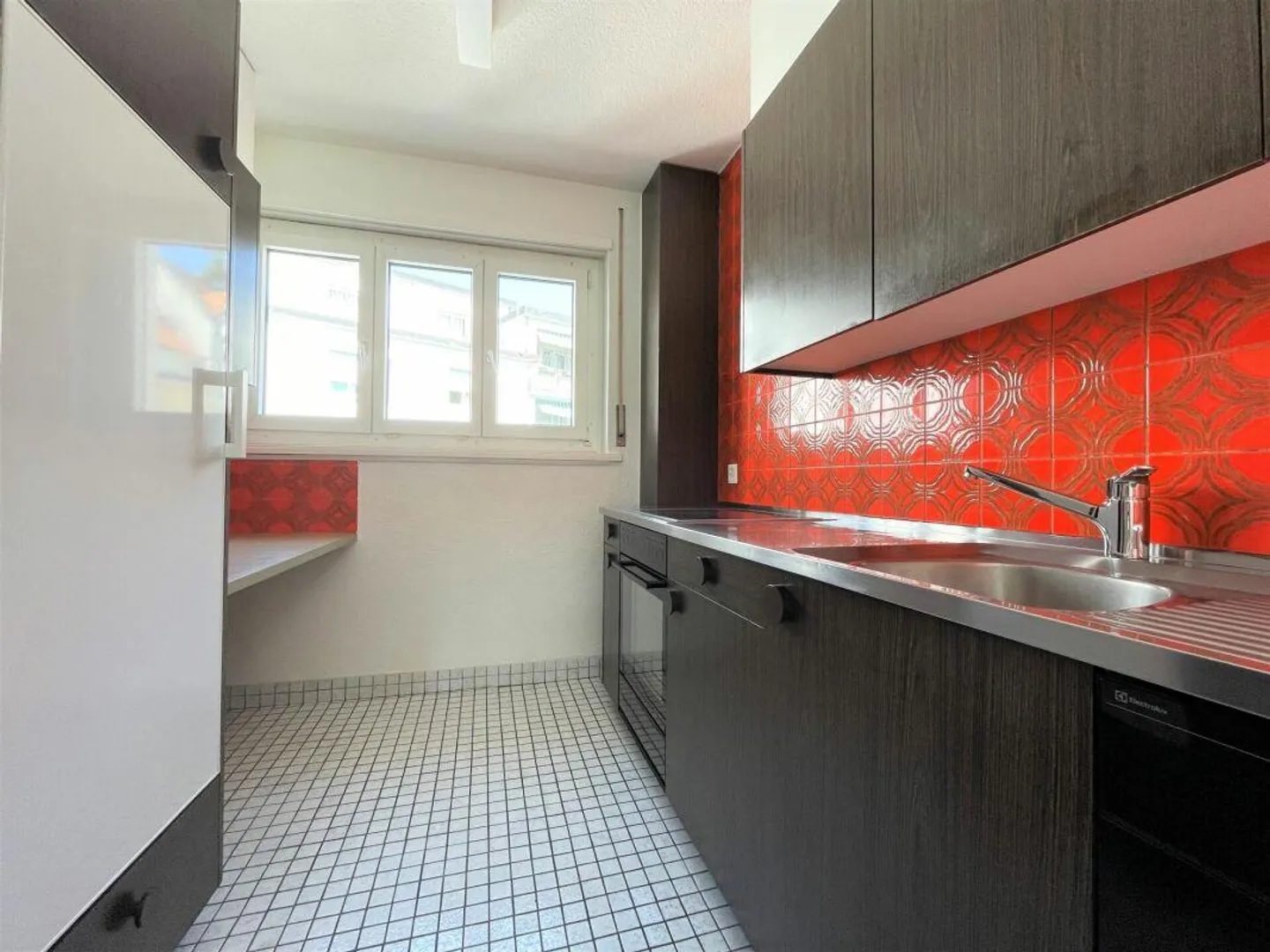 Affordable city apartment with vintage kitchen and bathroom, large windows... - Photo 2 of 11