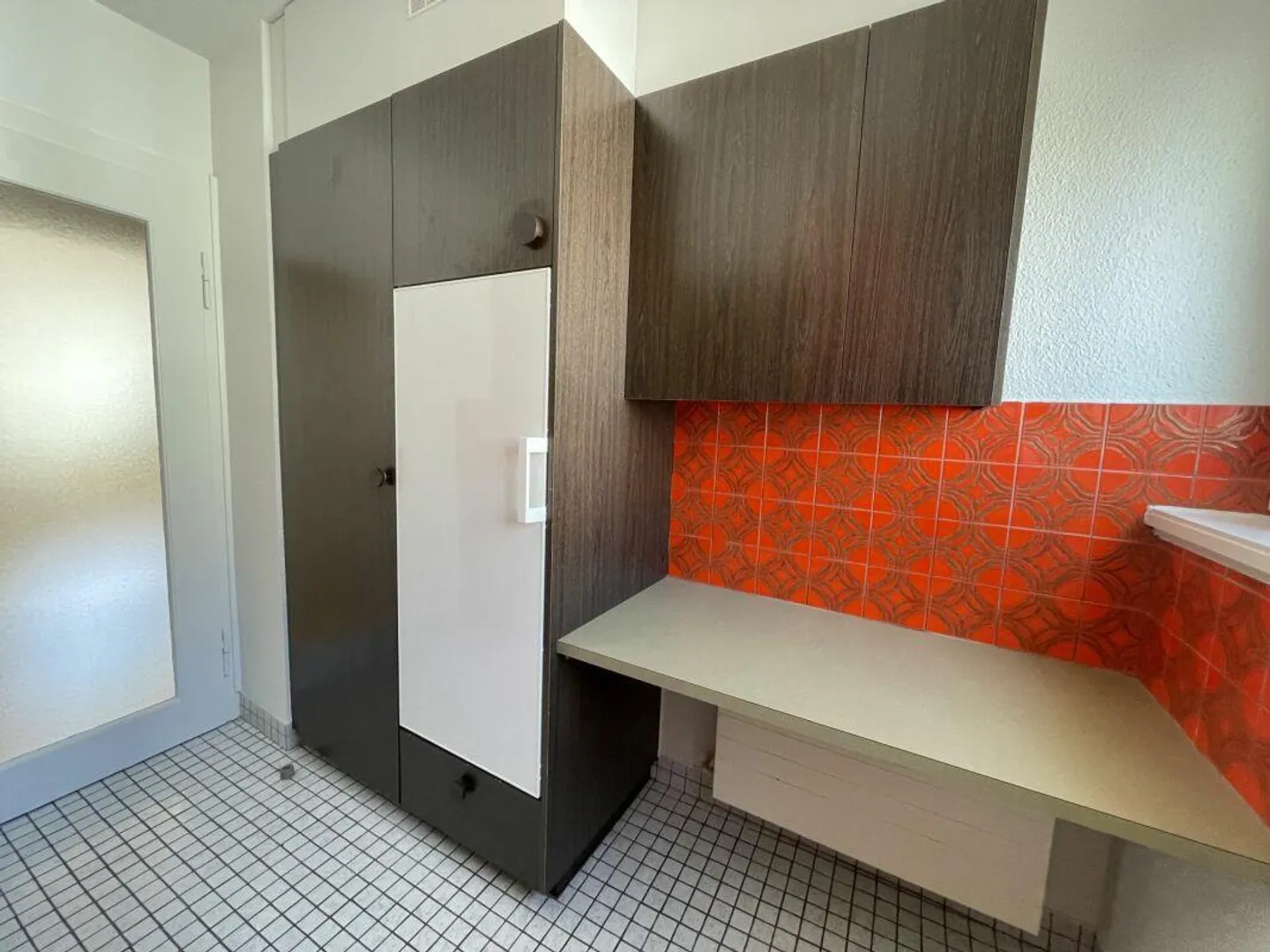 Affordable city apartment with vintage kitchen and bathroom, large windows... - Photo 3 of 11