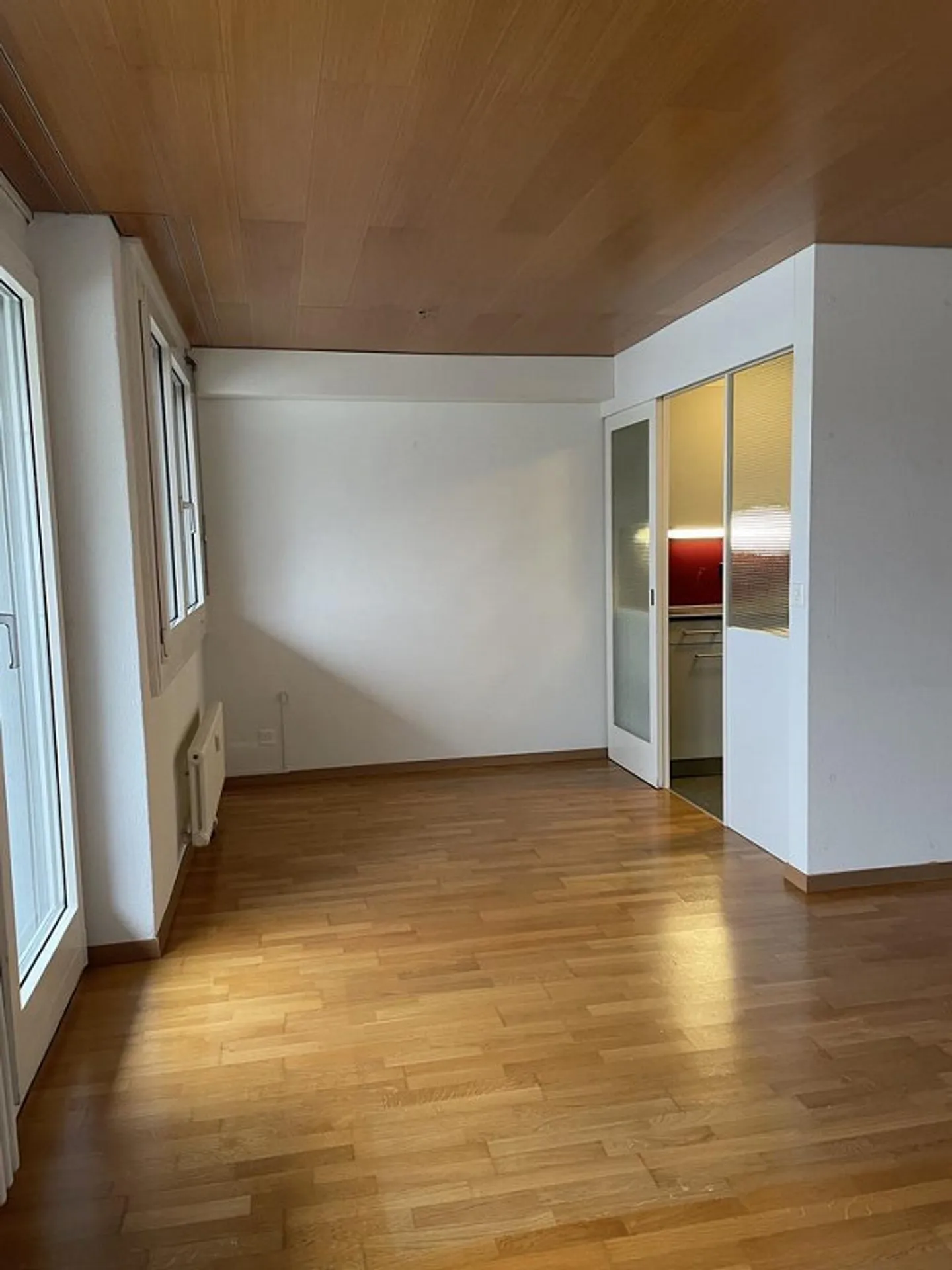 Modernes Apartment mit Balkon - Foto 4 von 9
