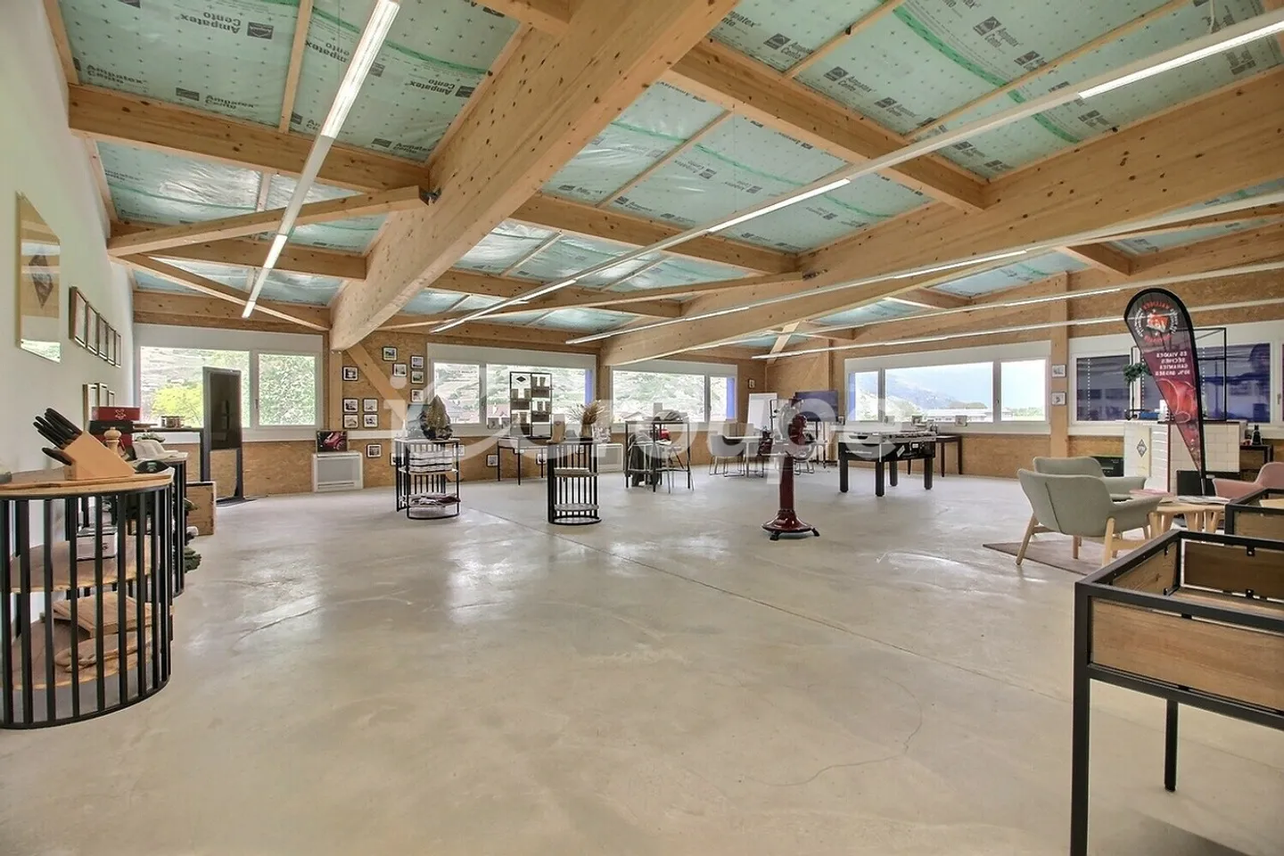 Nouvelle halle commerciale à louer sur la Route de la Californie 46 - Photo 1 sur 8