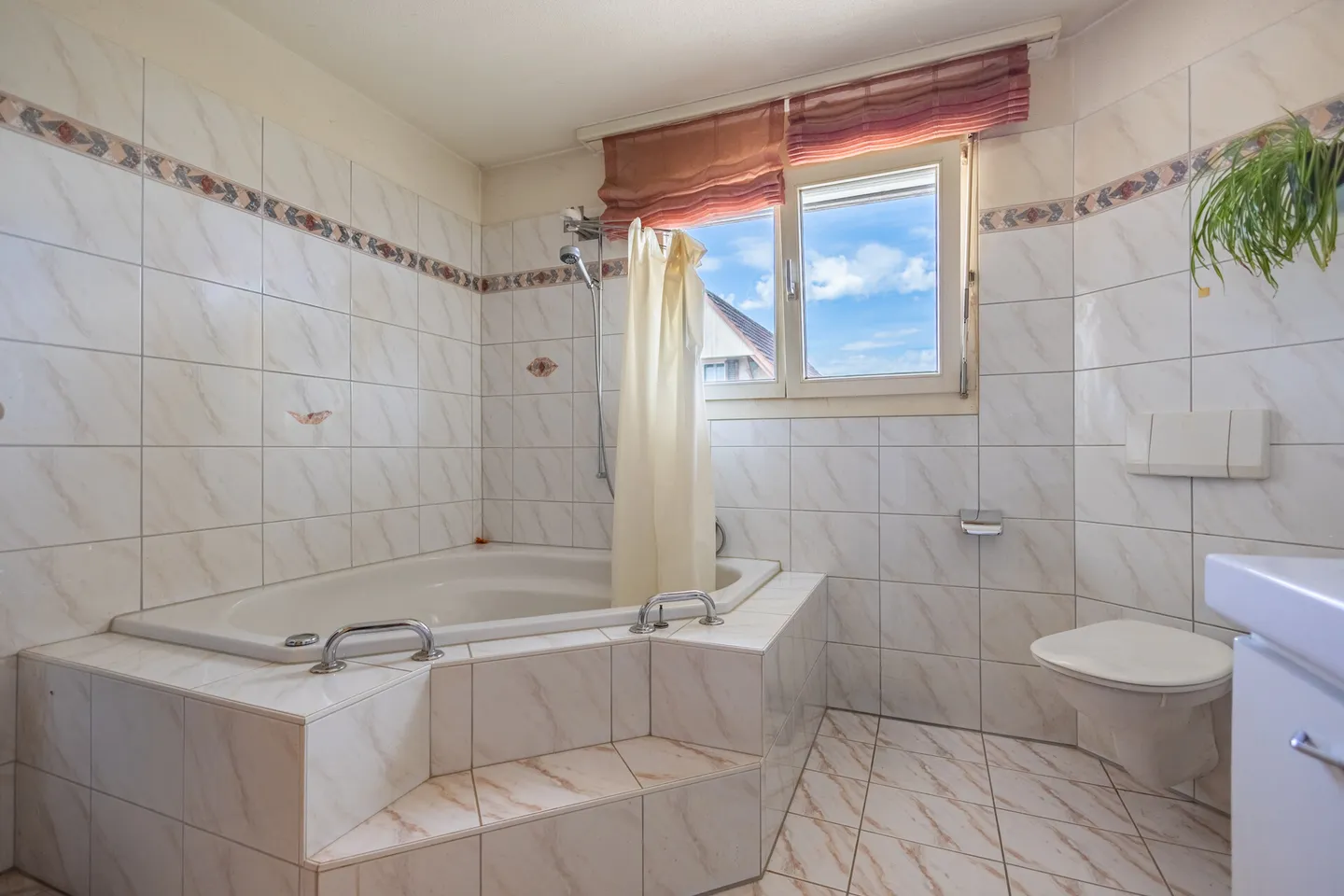 Cozy Maisonette Apartment with Stunning Views - Photo 12 of 27
