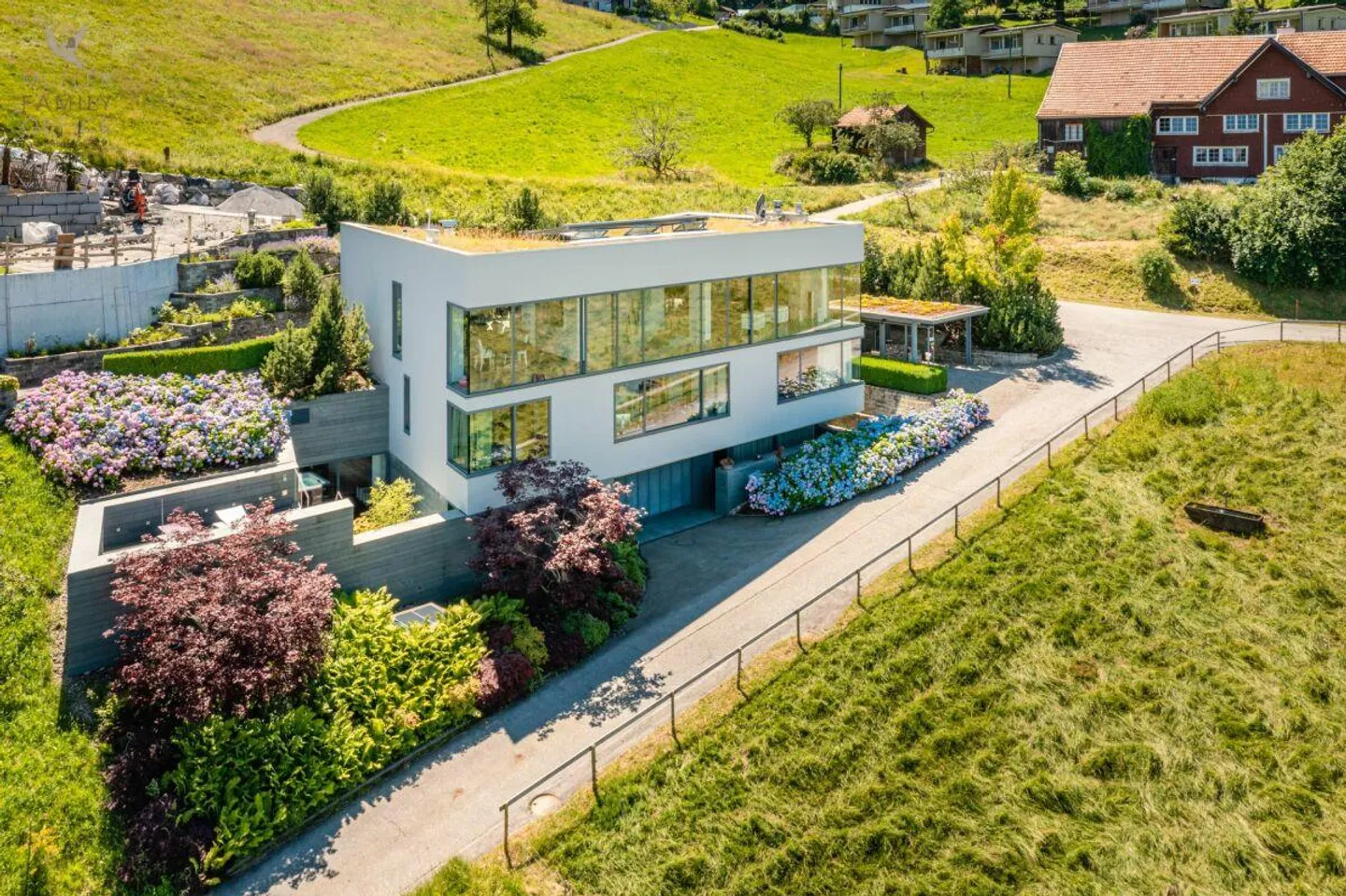 Villa de designer de luxe de rêve avec vue fantastique sur le lac et appartement d'invité - Photo 2 sur 15