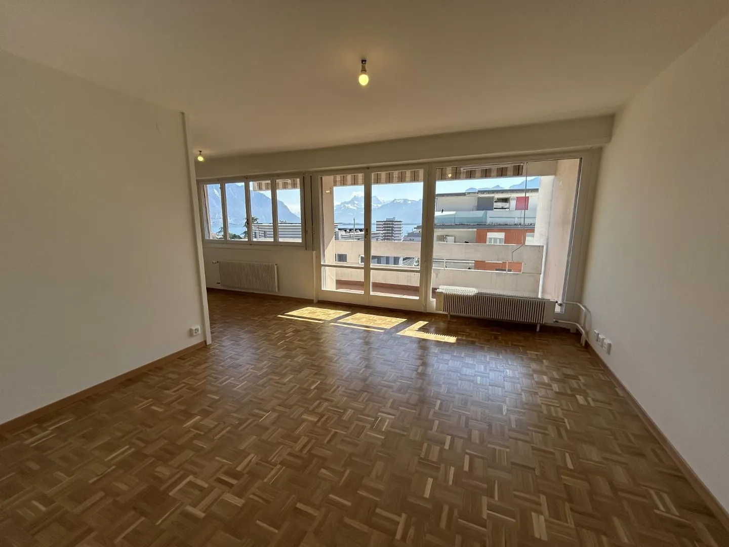 Appartamento ristrutturato di 3,5 locali con vista lago, 6° piano, ca. 60 m2 - Foto 2 di 7