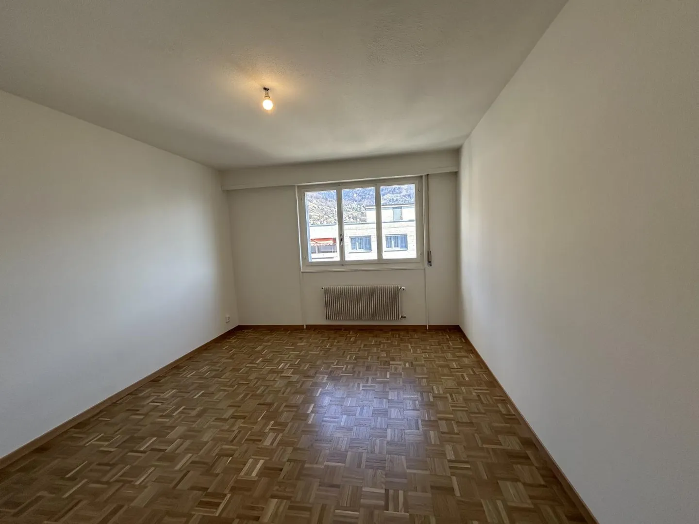 Appartamento ristrutturato di 3,5 locali con vista lago, 6° piano, ca. 60 m2 - Foto 3 di 7