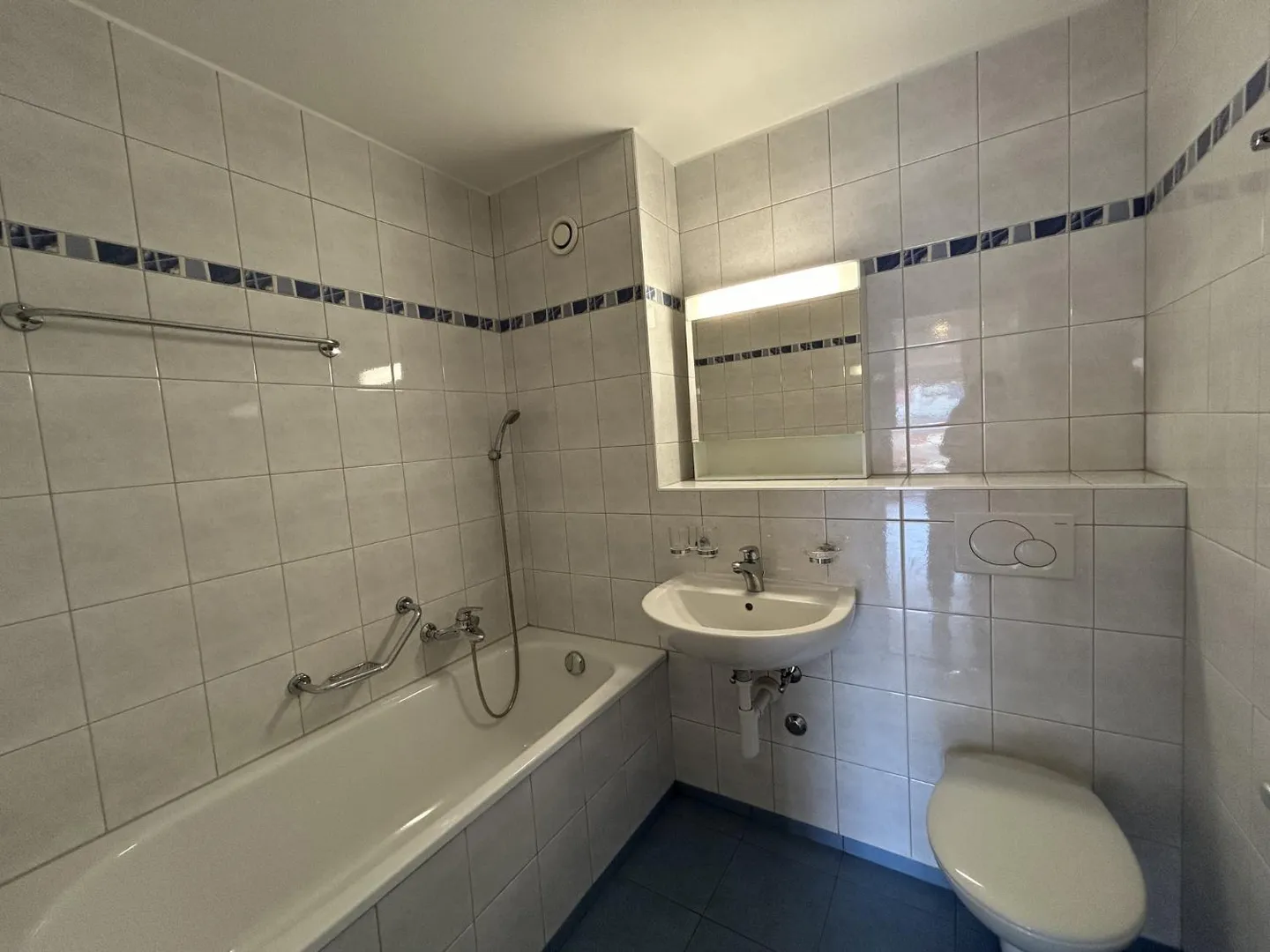 Appartamento ristrutturato di 3,5 locali con vista lago, 6° piano, ca. 60 m2 - Foto 4 di 7