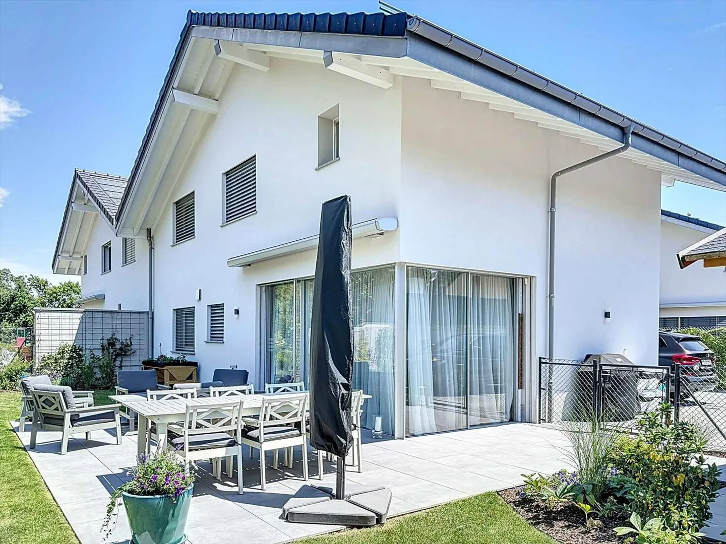 Magnificent villa in modern style with garden - Photo 1 of 13