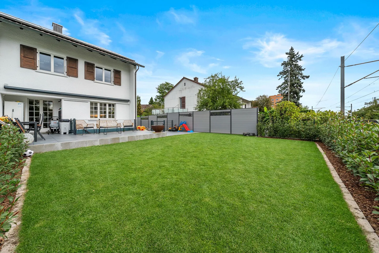 Maison d'angle de 5,5 pièces entièrement rénovée - Emménager et se sentir bien - Photo 2 sur 30