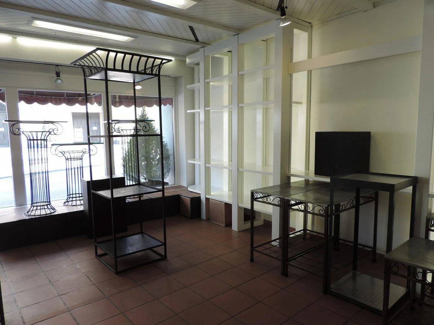 Retail space in the town of Uznach - Photo 4 of 7