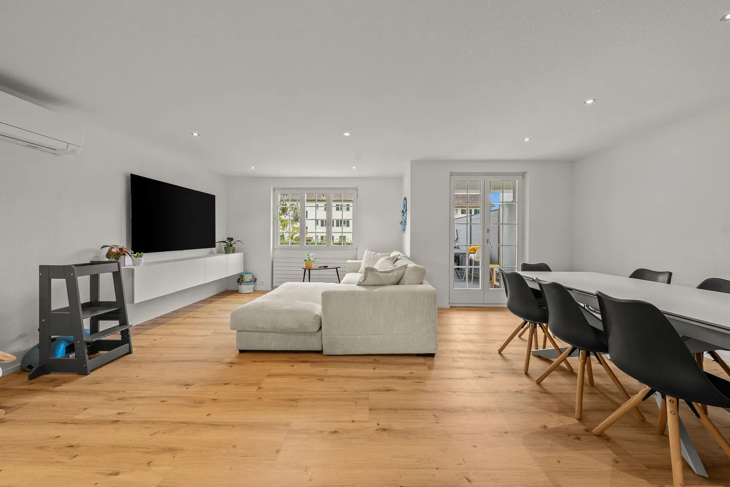 Maison d'angle de 5,5 pièces entièrement rénovée - Emménager et se sentir bien - Photo 8 sur 30