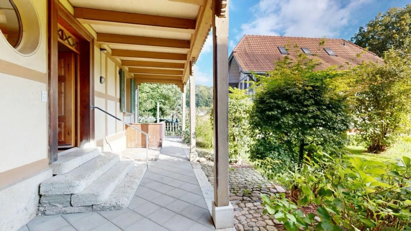 Large 8.5 Room Farmhouse Apartment in Seeberg - Photo 2 of 12