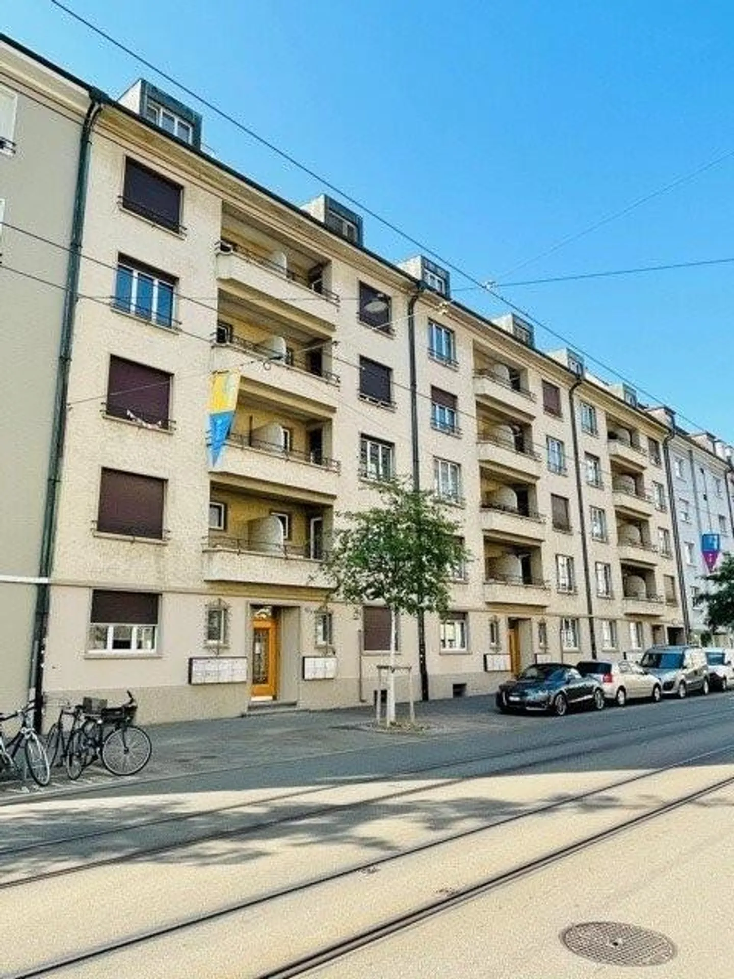 Salle de bricolage près de l'école professionnelle et de la gare. - Photo 1 sur 4
