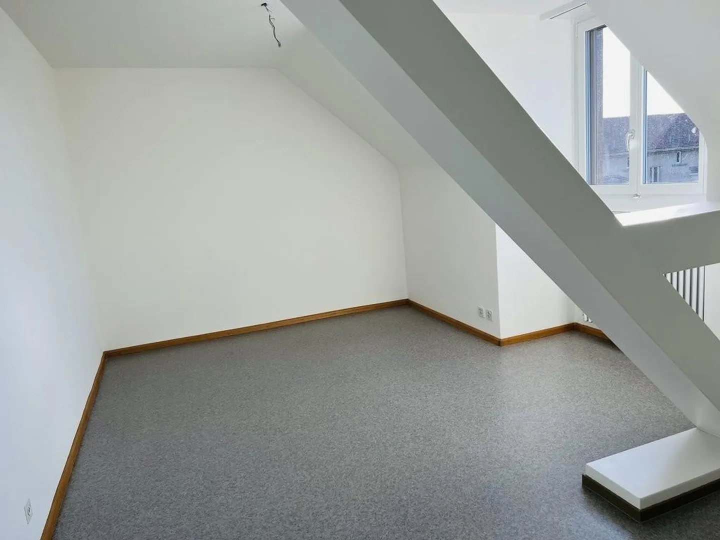 Salle de bricolage près de l'école professionnelle et de la gare. - Photo 2 sur 4