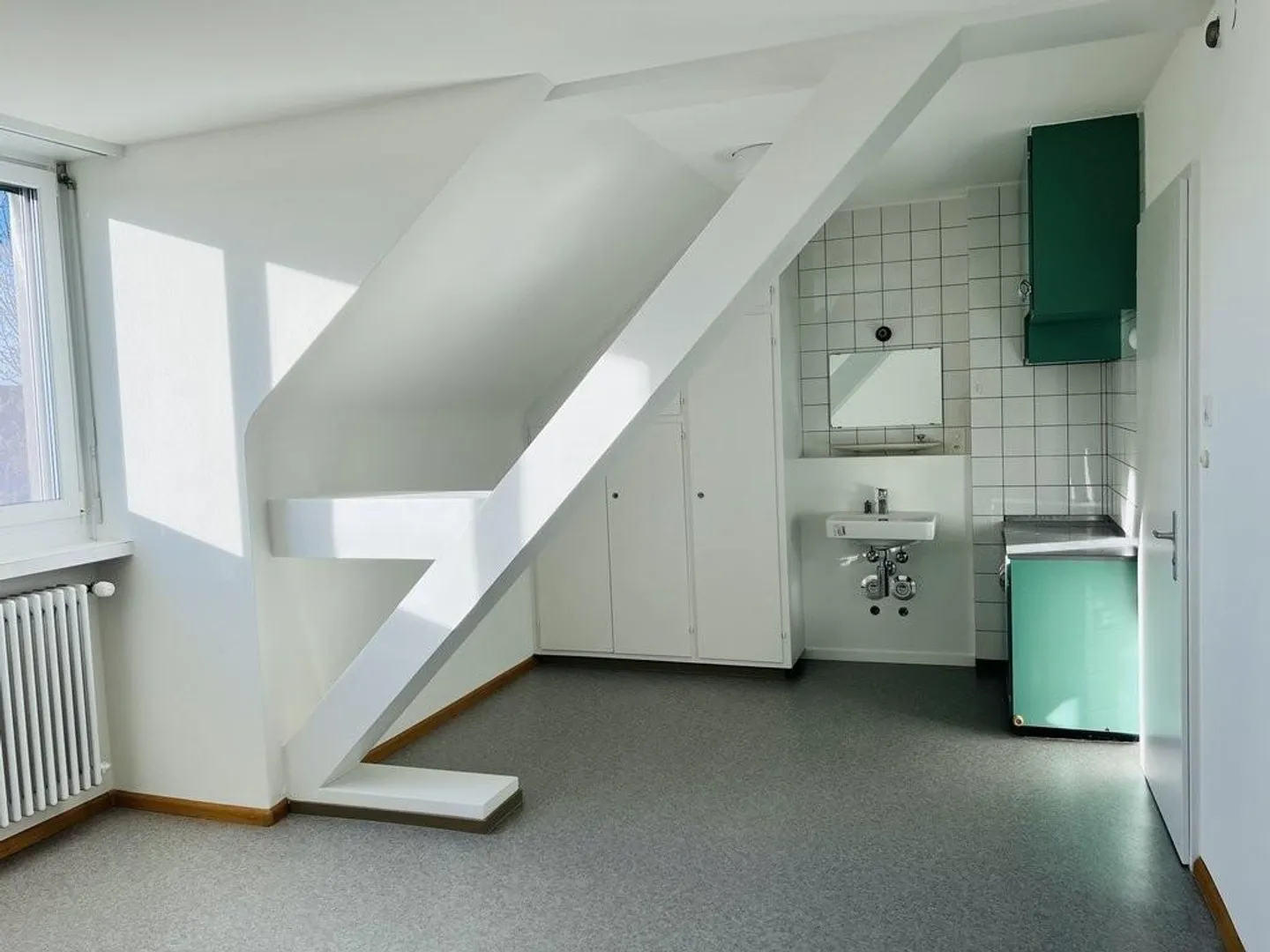 Salle de bricolage près de l'école professionnelle et de la gare. - Photo 3 sur 4