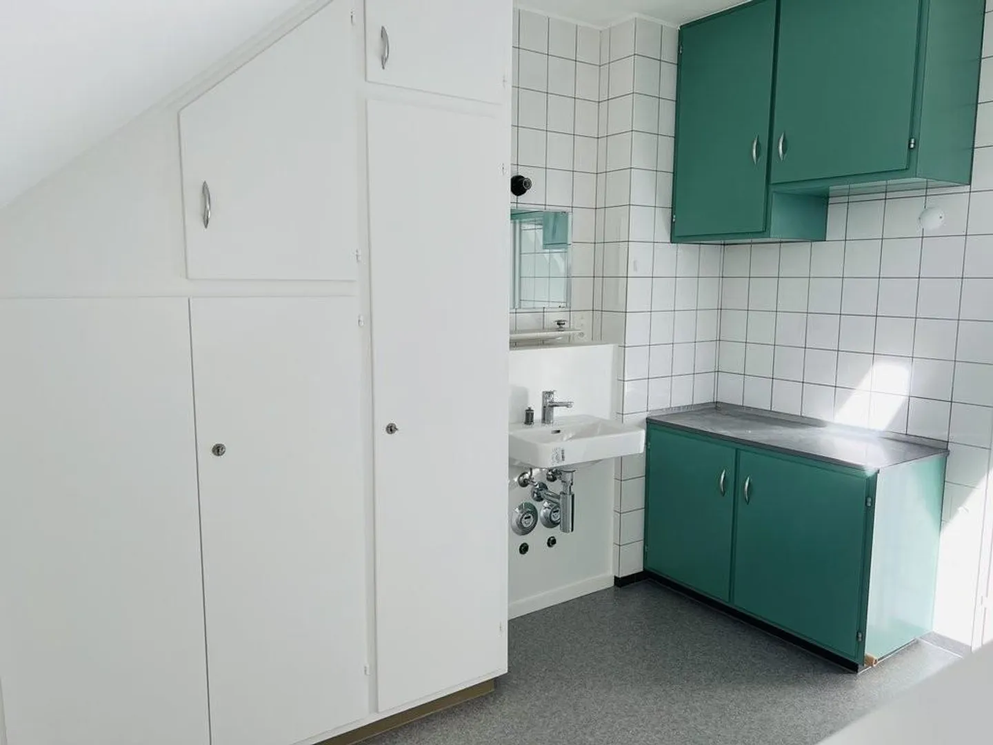 Salle de bricolage près de l'école professionnelle et de la gare. - Photo 4 sur 4