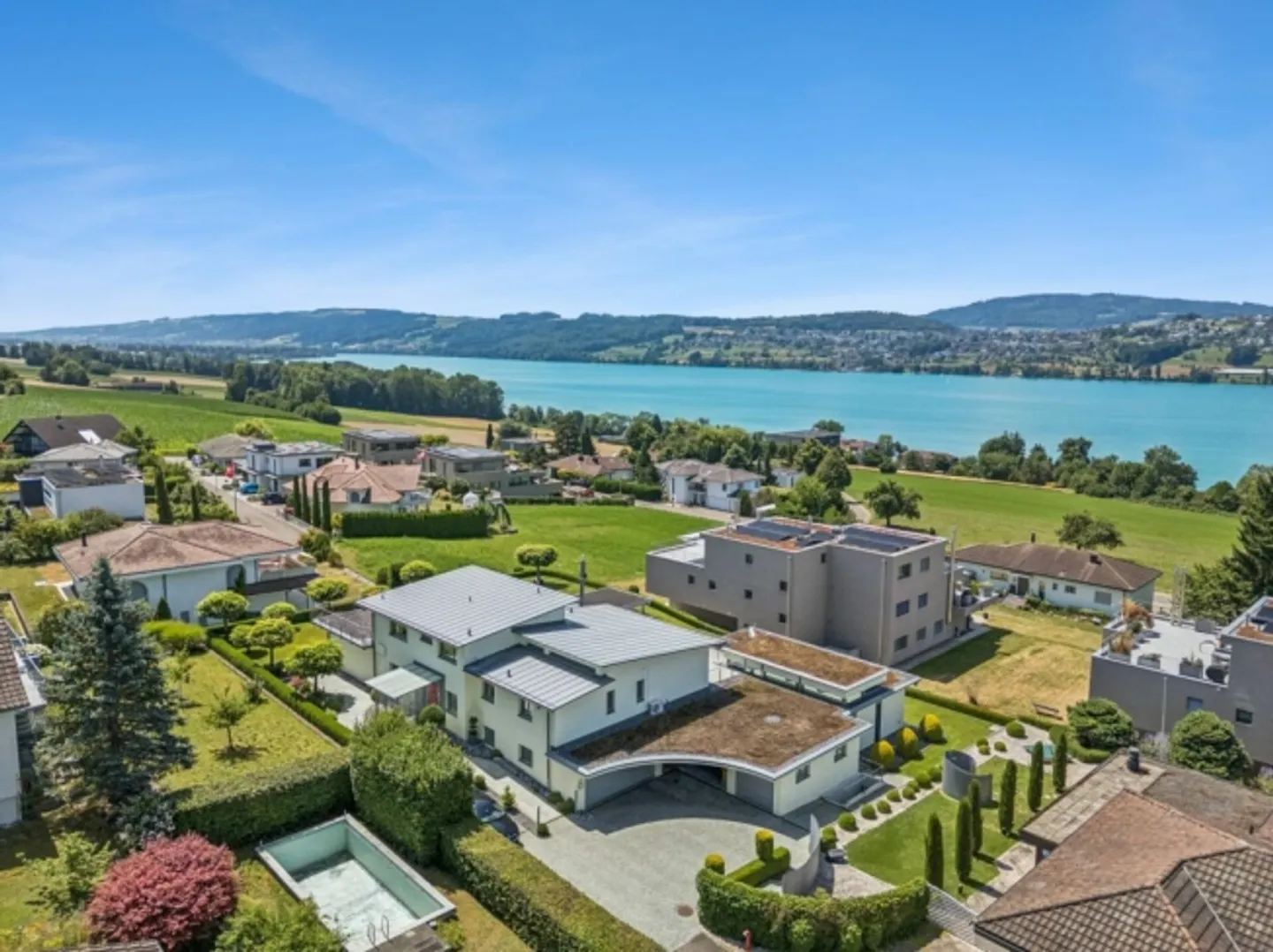 Villa architettonica con piscina interna e vista lago - Foto 1 di 11