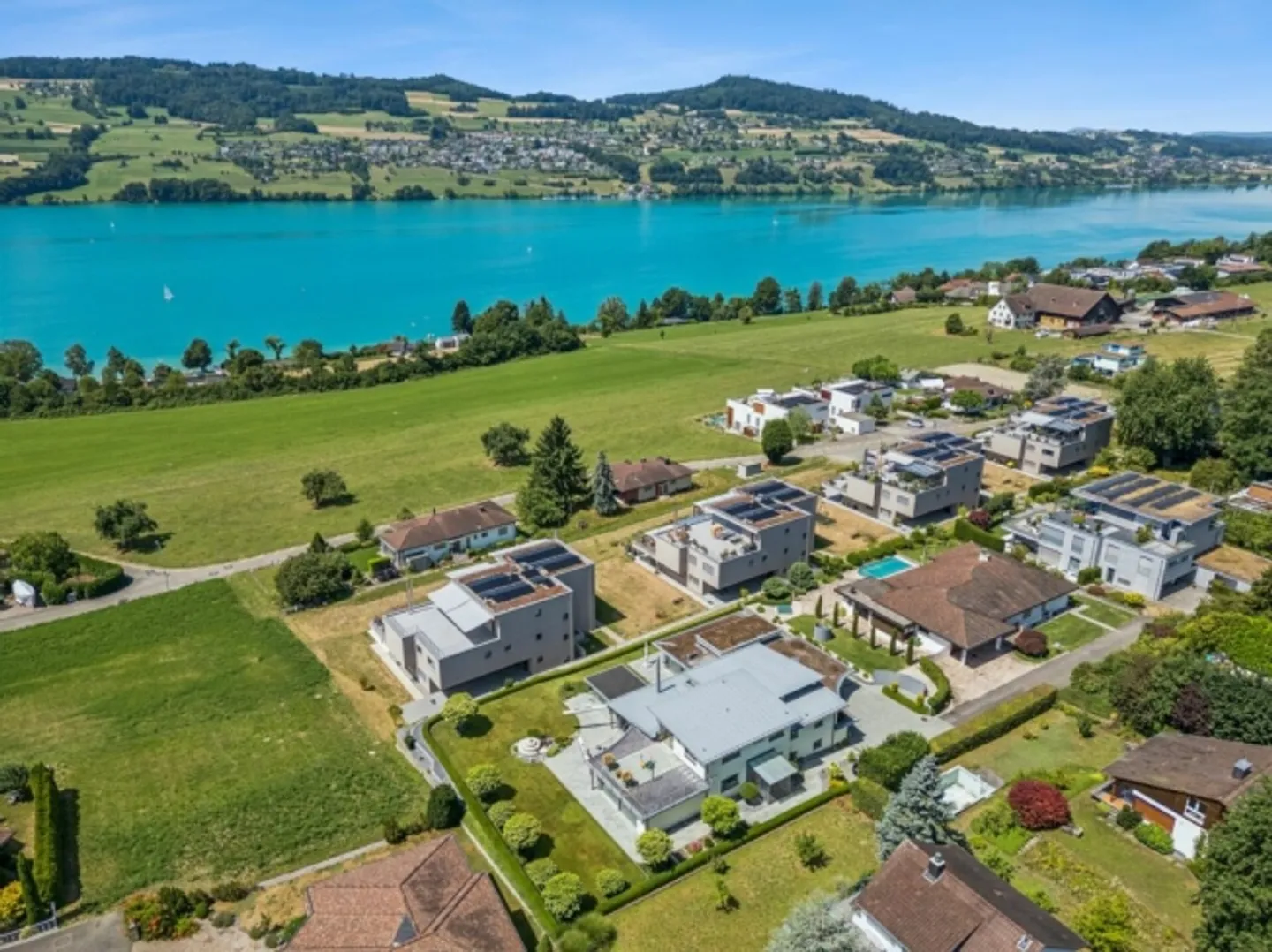 Villa architettonica con piscina interna e vista lago - Foto 2 di 11