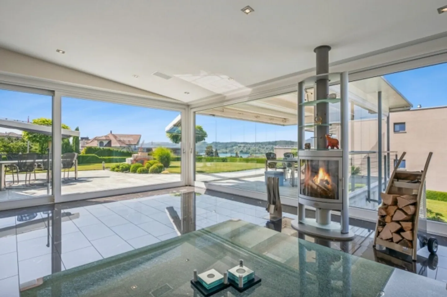 Villa architettonica con piscina interna e vista lago - Foto 3 di 11