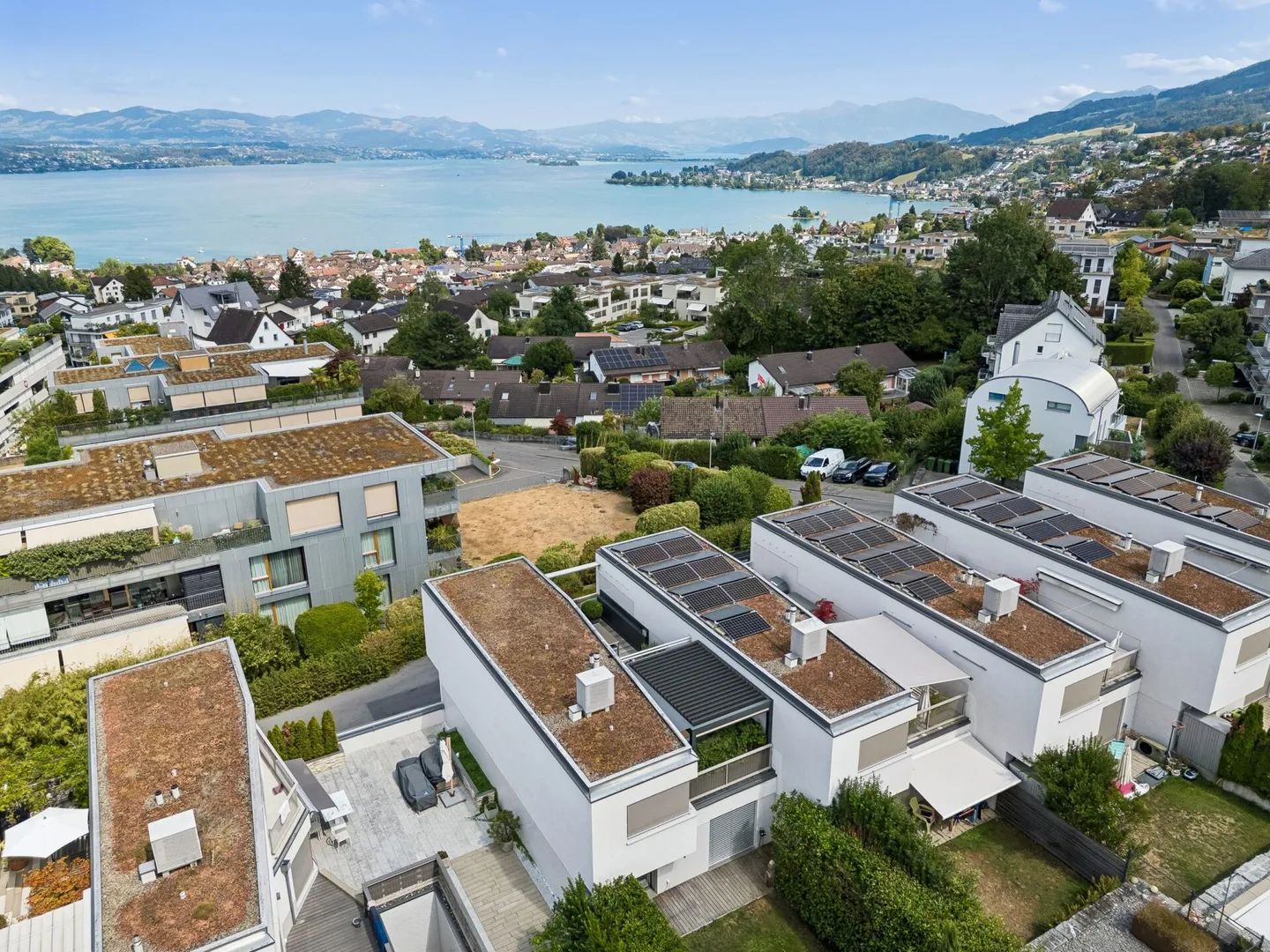 Attraente casa a schiera angolare di 5,5 stanze con vista sul lago e grande terrazza - Foto 2 di 15