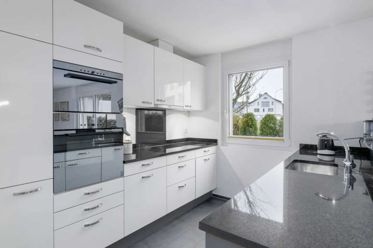 Spacious Garden Apartment - Stylish and Modern - Photo 2 of 7