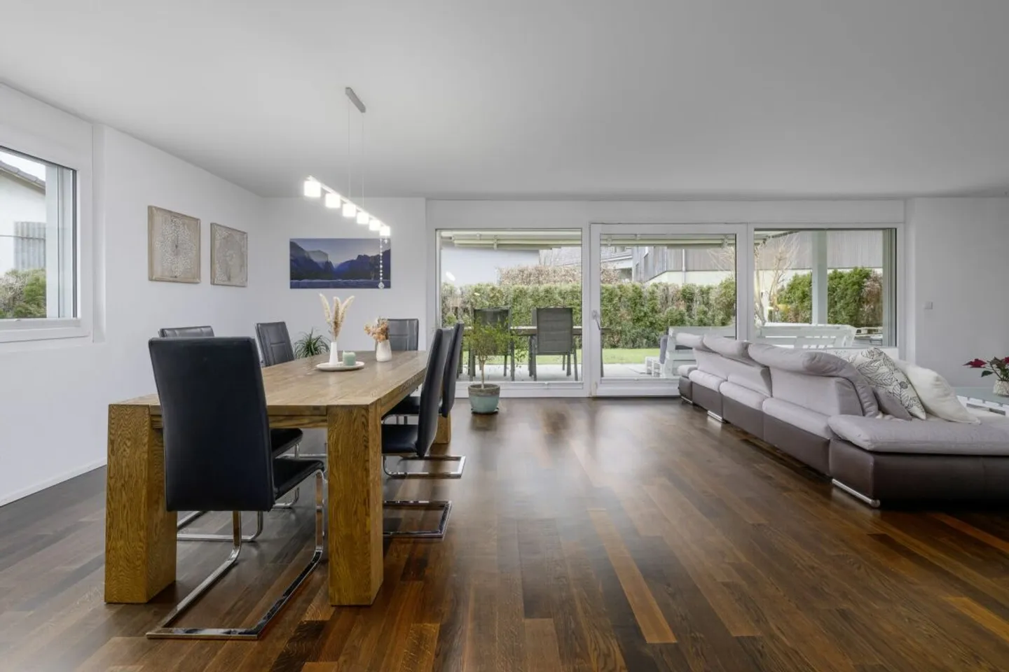 Spacious Garden Apartment - Stylish and Modern - Photo 3 of 7