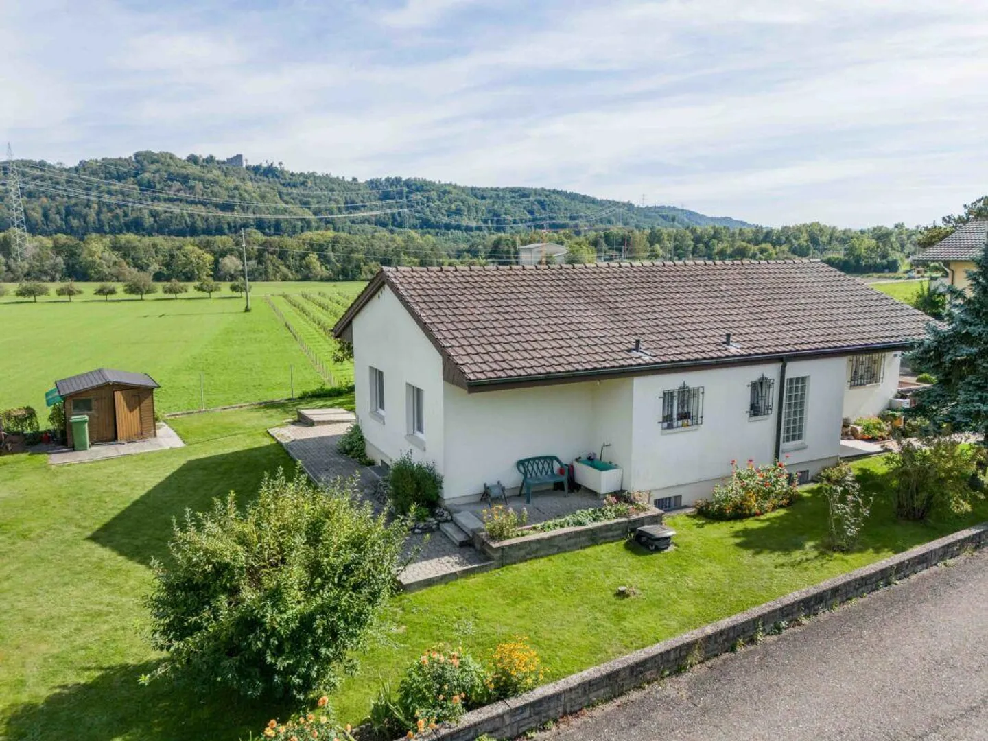 Casa unifamiliare di 4,5 stanze con grande giardino in una zona residenziale tranquilla e adatta alle famiglie! - Foto 1 di 17