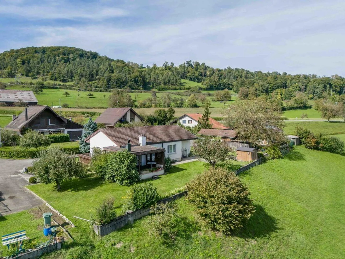 Casa unifamiliare di 4,5 stanze con grande giardino in una zona residenziale tranquilla e adatta alle famiglie! - Foto 2 di 17
