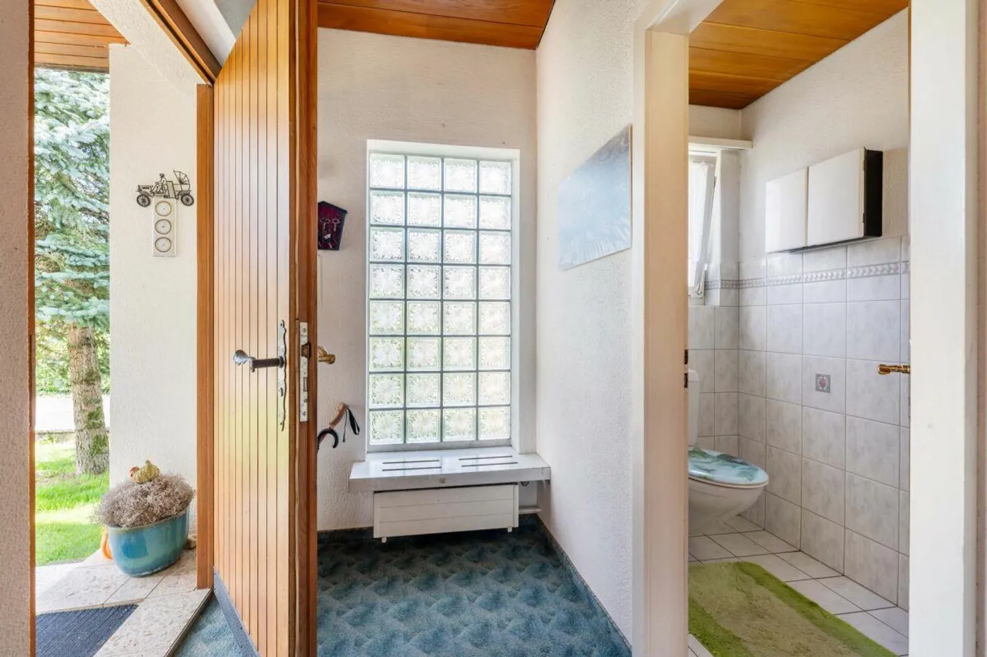 Casa unifamiliare di 4,5 stanze con grande giardino in una zona residenziale tranquilla e adatta alle famiglie! - Foto 3 di 17