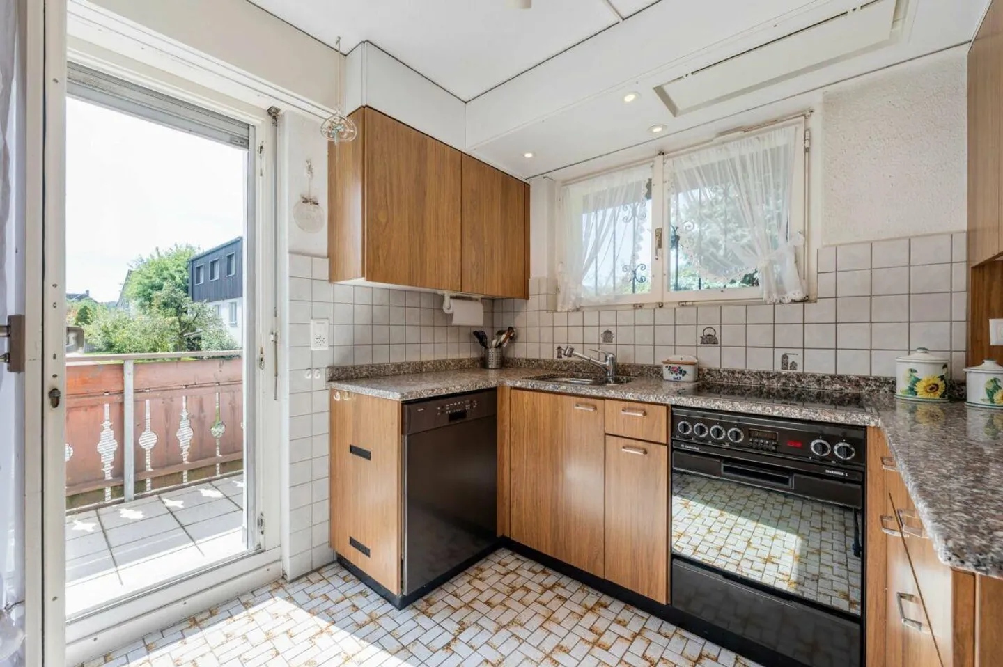 Casa unifamiliare di 4,5 stanze con grande giardino in una zona residenziale tranquilla e adatta alle famiglie! - Foto 5 di 17
