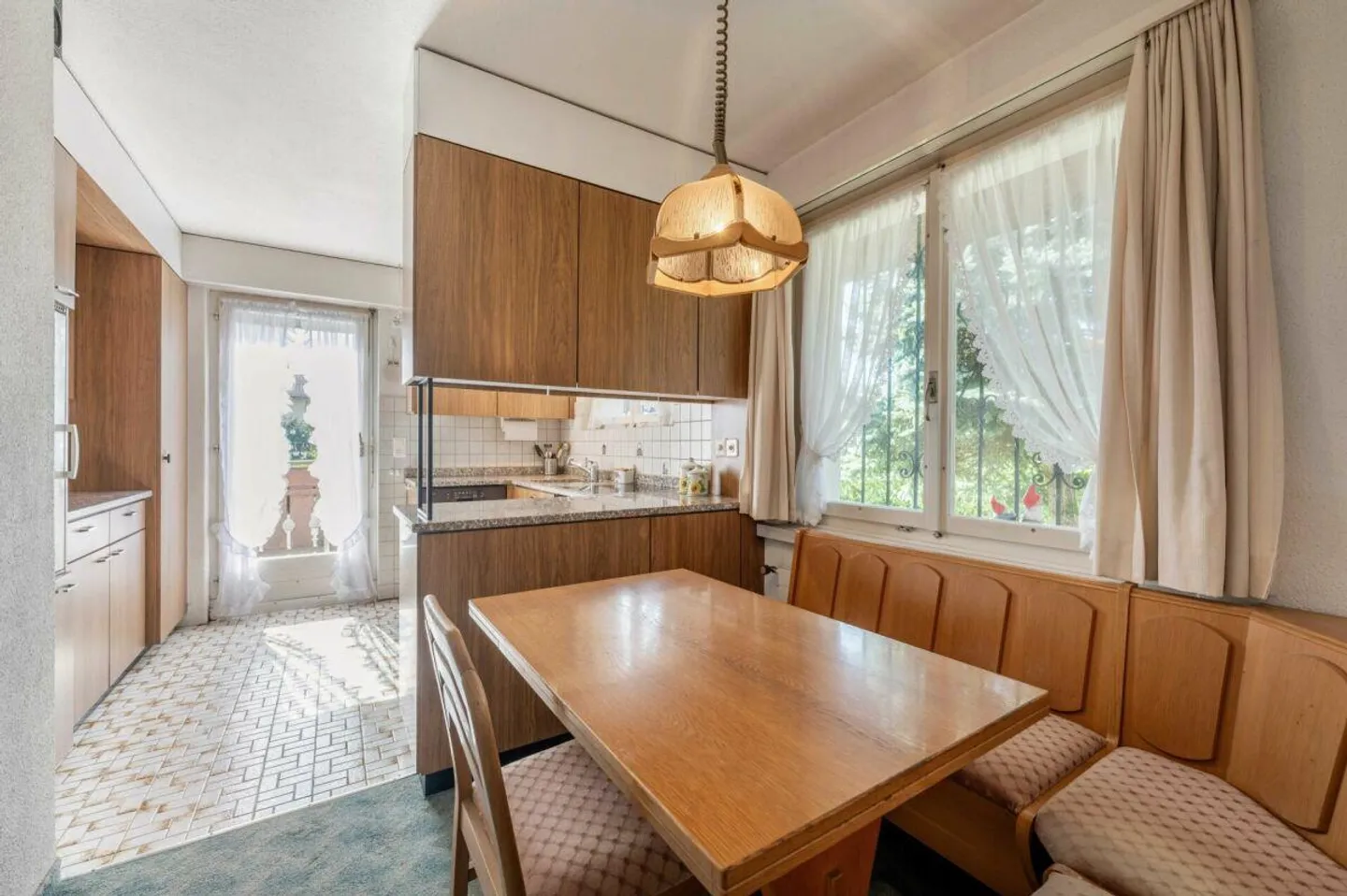 Casa unifamiliare di 4,5 stanze con grande giardino in una zona residenziale tranquilla e adatta alle famiglie! - Foto 6 di 17
