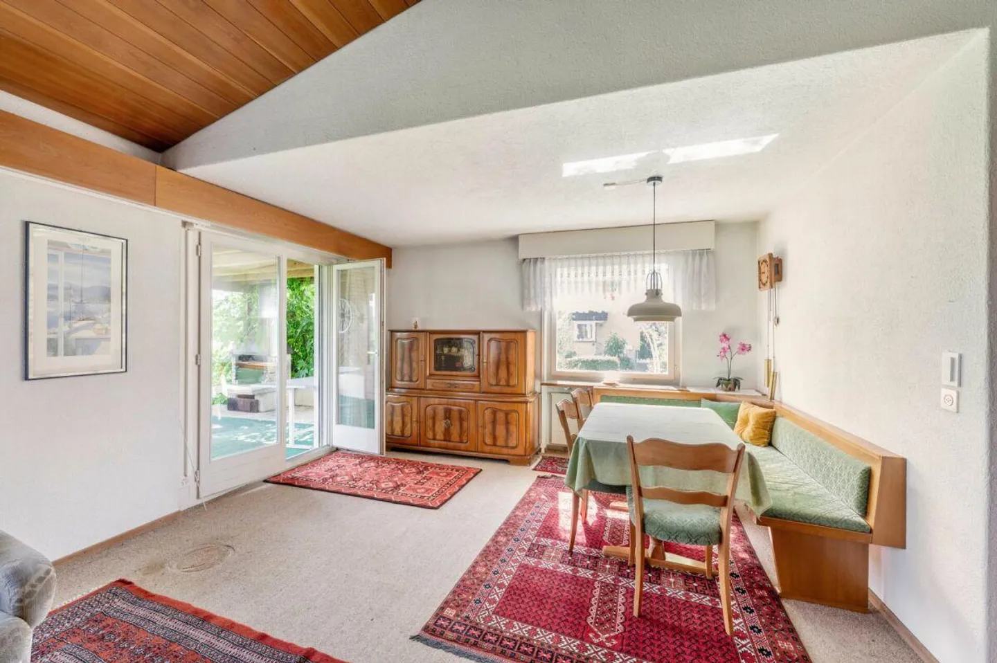 Casa unifamiliare di 4,5 stanze con grande giardino in una zona residenziale tranquilla e adatta alle famiglie! - Foto 7 di 17