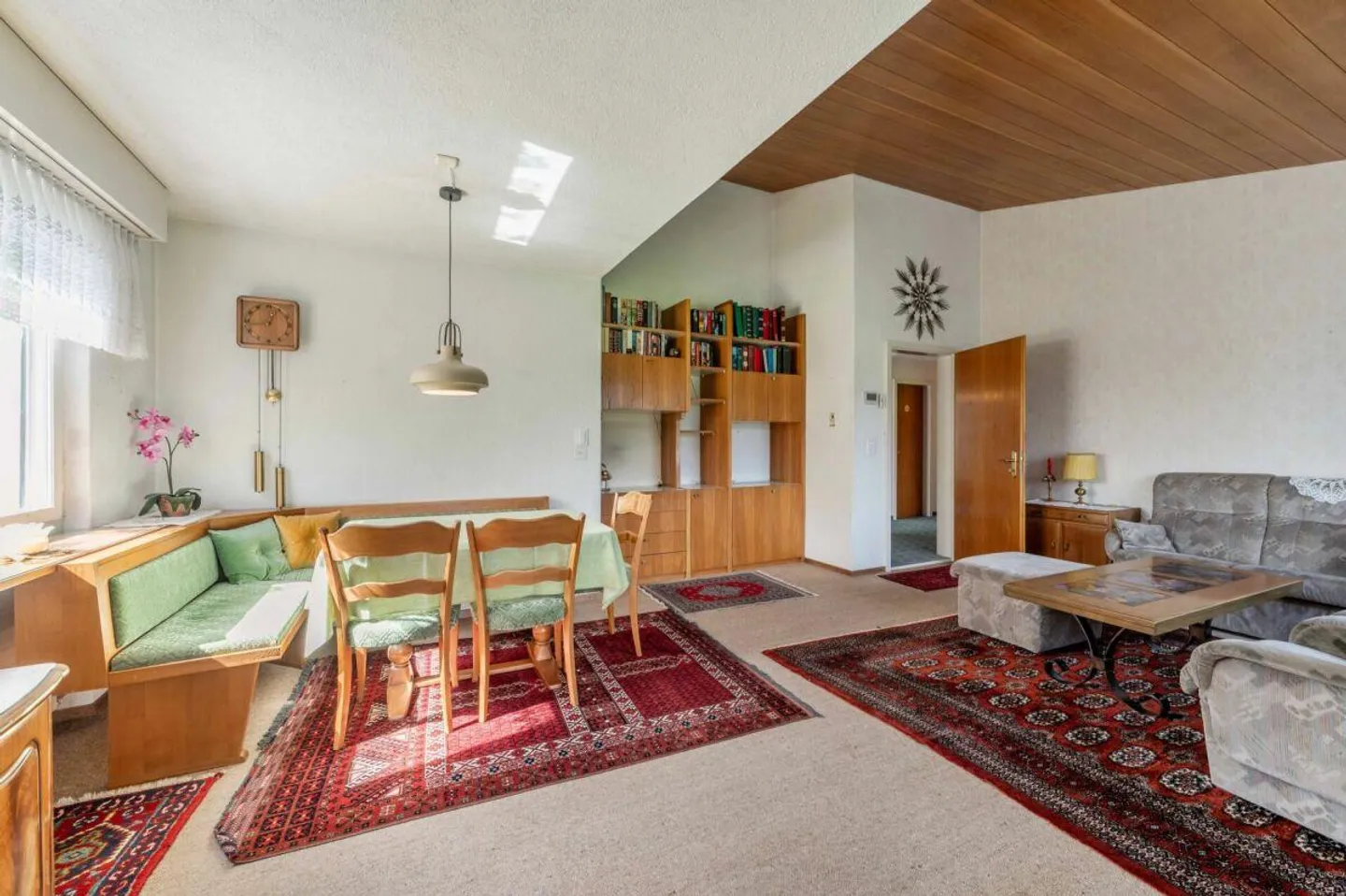 Casa unifamiliare di 4,5 stanze con grande giardino in una zona residenziale tranquilla e adatta alle famiglie! - Foto 8 di 17