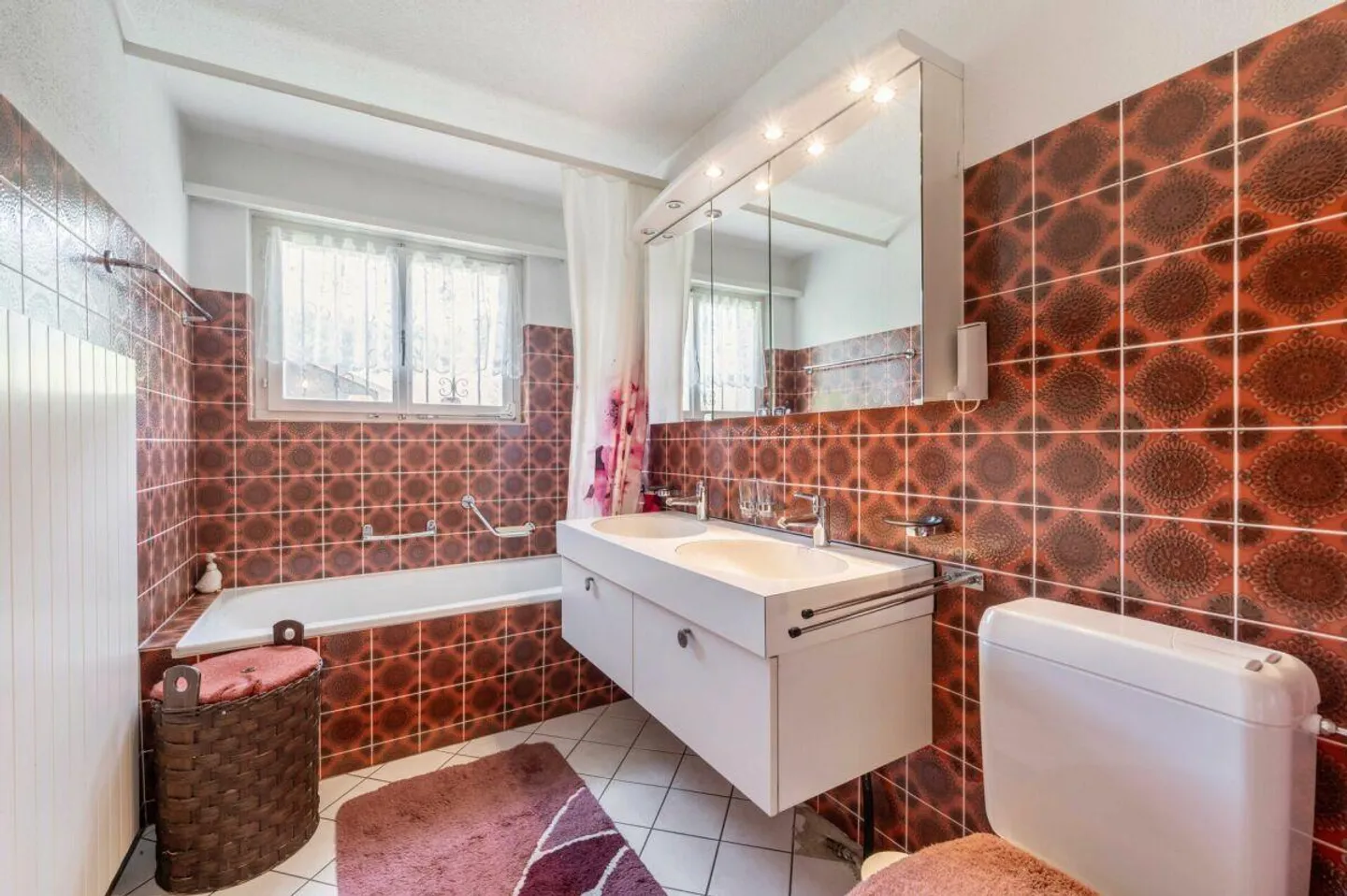 Casa unifamiliare di 4,5 stanze con grande giardino in una zona residenziale tranquilla e adatta alle famiglie! - Foto 9 di 17