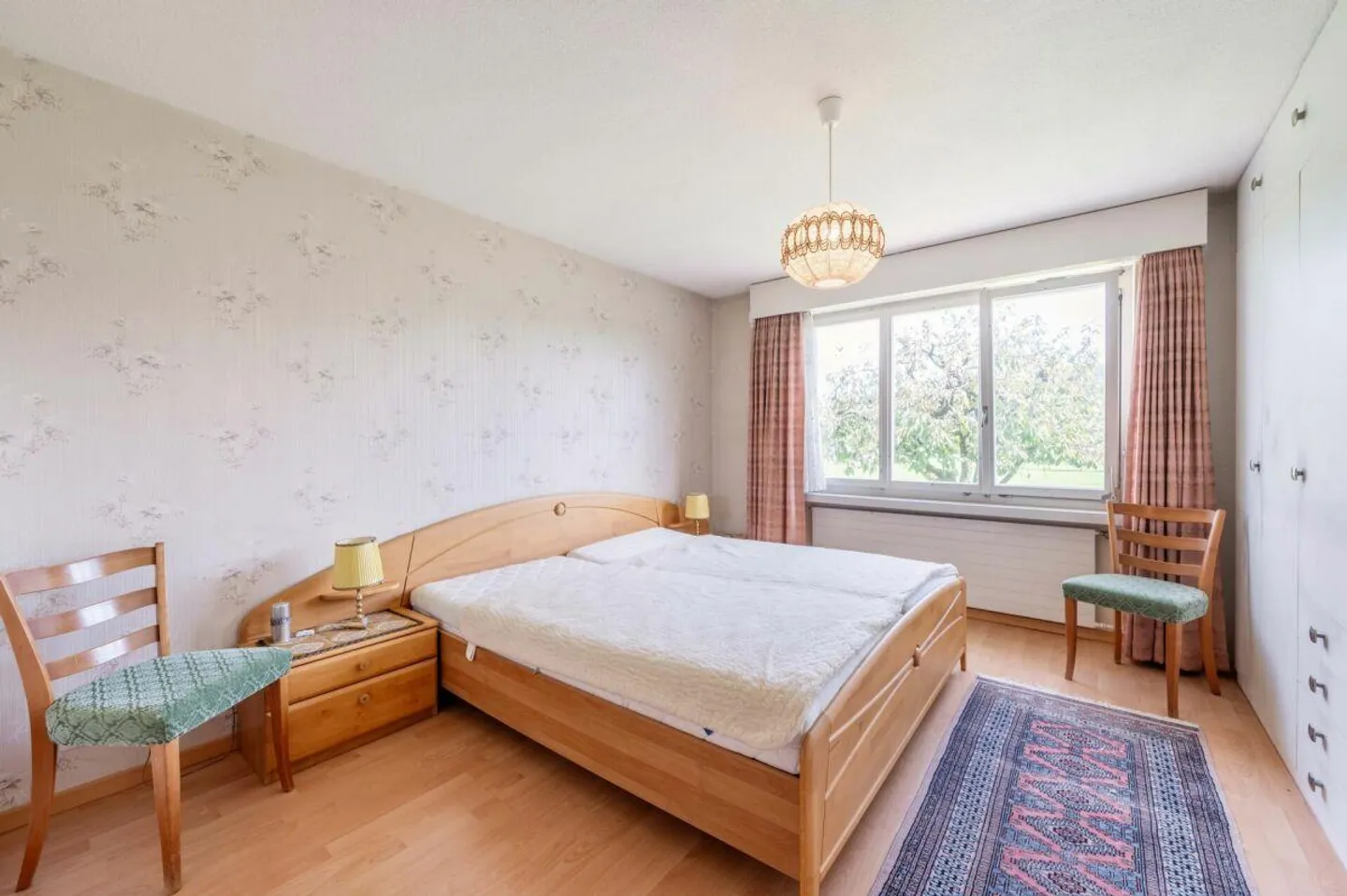 Casa unifamiliare di 4,5 stanze con grande giardino in una zona residenziale tranquilla e adatta alle famiglie! - Foto 10 di 17