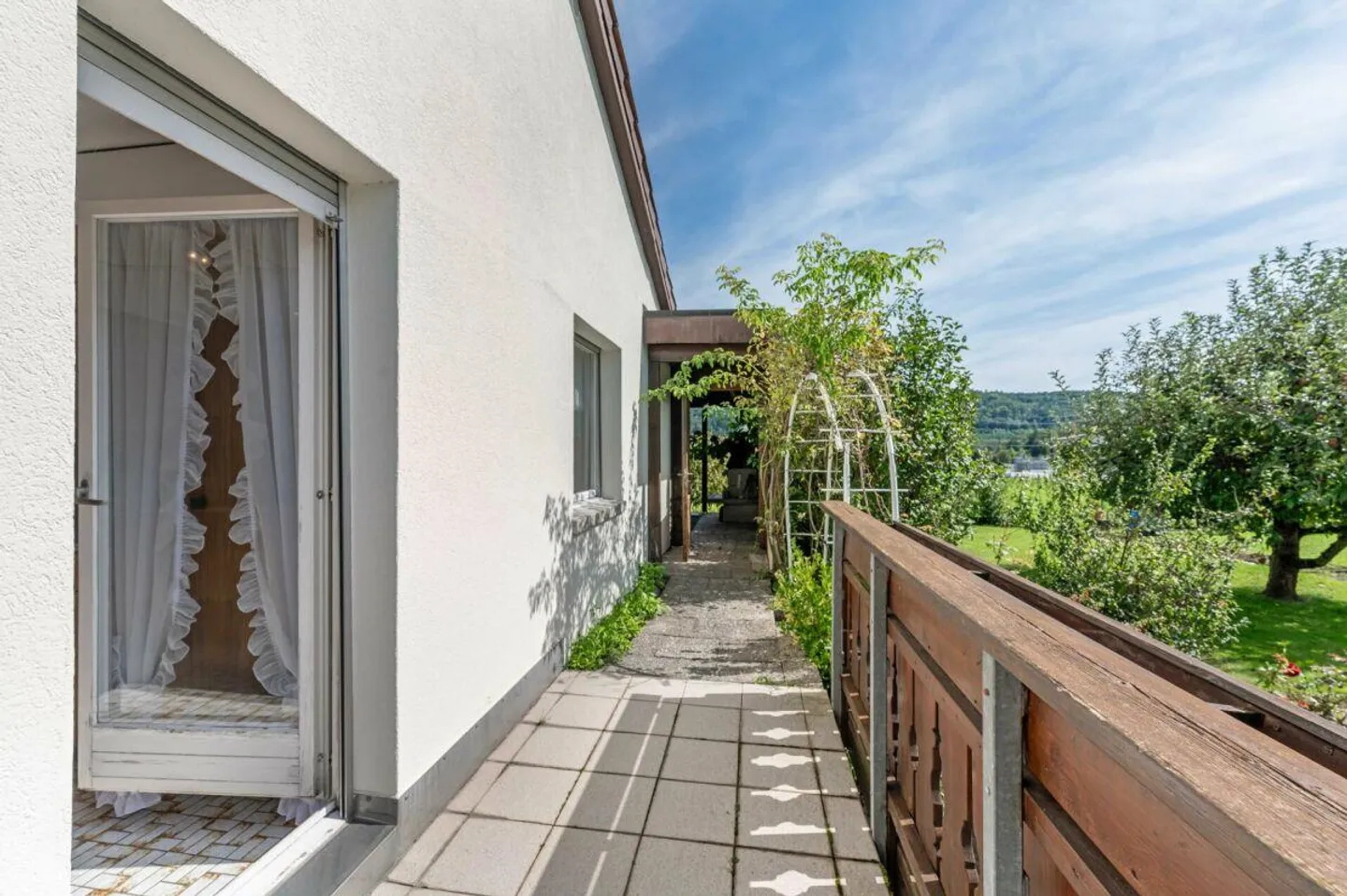 Casa unifamiliare di 4,5 stanze con grande giardino in una zona residenziale tranquilla e adatta alle famiglie! - Foto 16 di 17