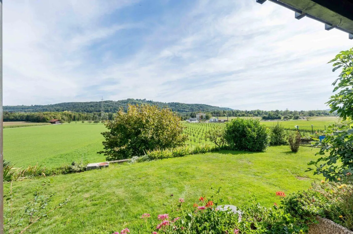 Casa unifamiliare di 4,5 stanze con grande giardino in una zona residenziale tranquilla e adatta alle famiglie! - Foto 12 di 17