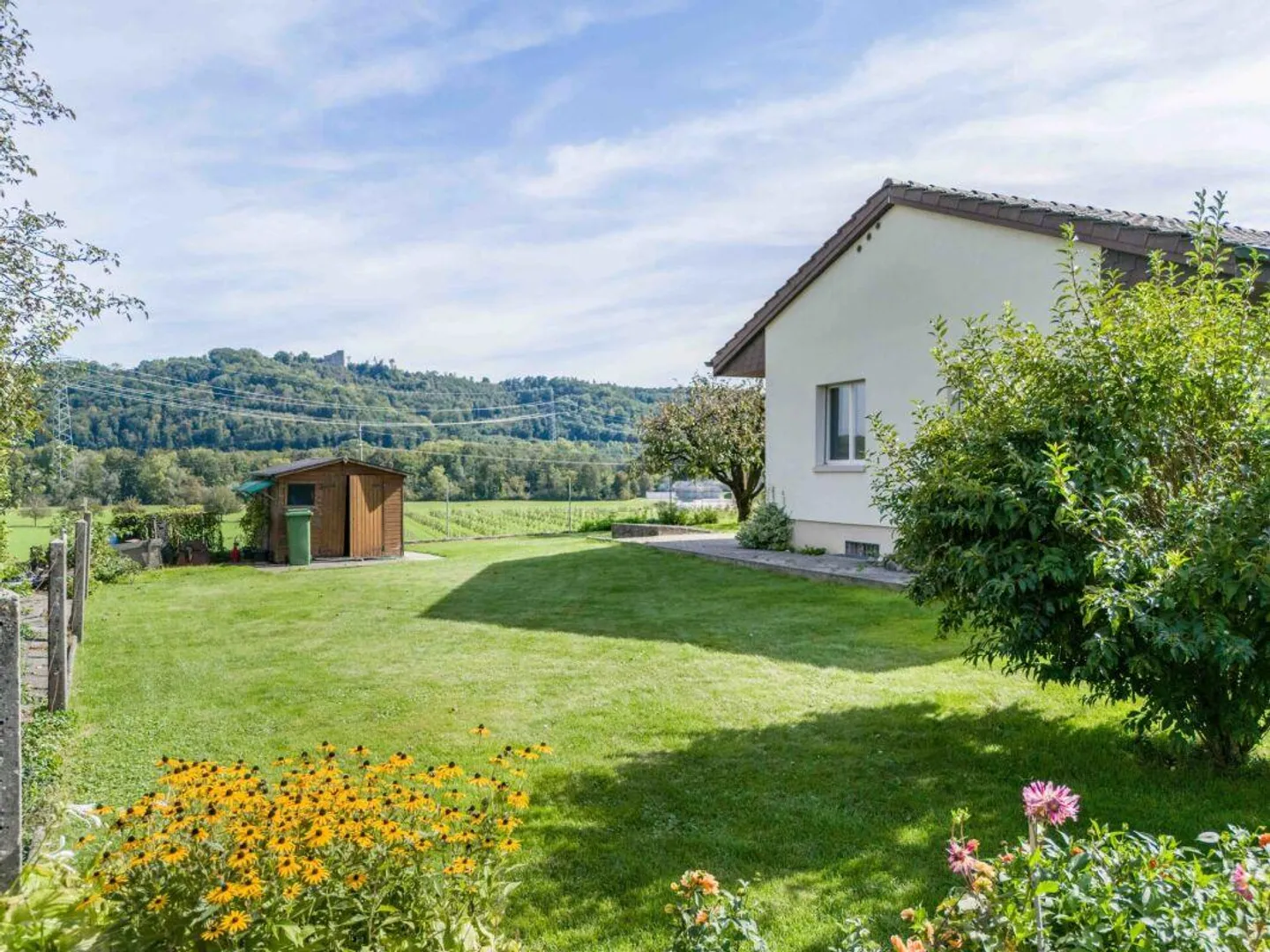 Casa unifamiliare di 4,5 stanze con grande giardino in una zona residenziale tranquilla e adatta alle famiglie! - Foto 14 di 17
