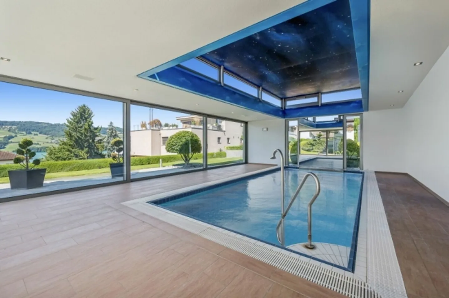 Villa architettonica con piscina interna e vista lago - Foto 6 di 11