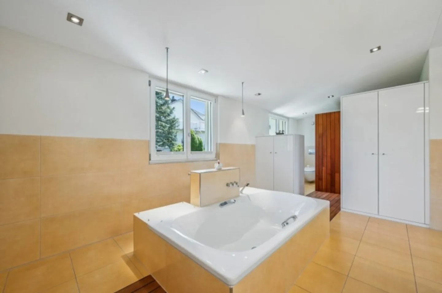 Villa architettonica con piscina interna e vista lago - Foto 7 di 11