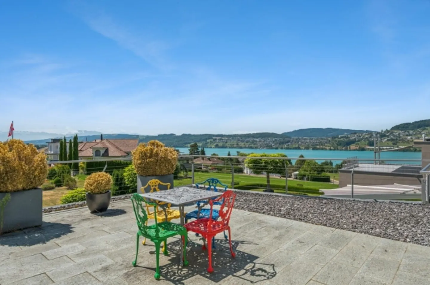 Villa architettonica con piscina interna e vista lago - Foto 8 di 11