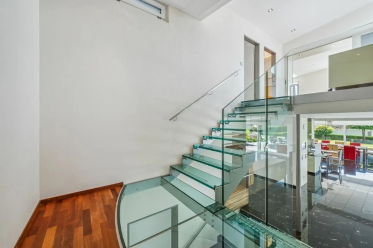 Villa architettonica con piscina interna e vista lago - Foto 9 di 11