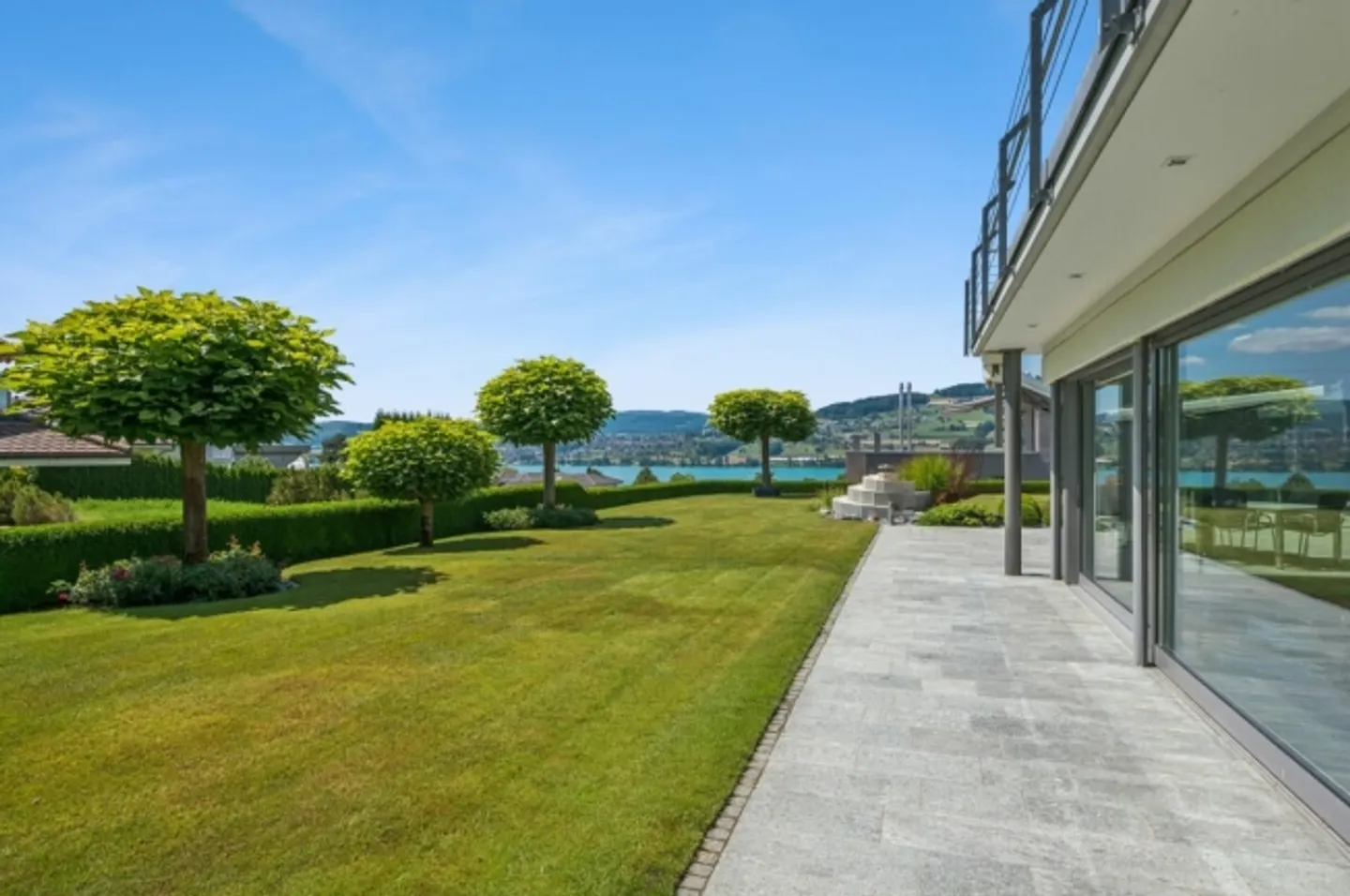Villa architettonica con piscina interna e vista lago - Foto 10 di 11