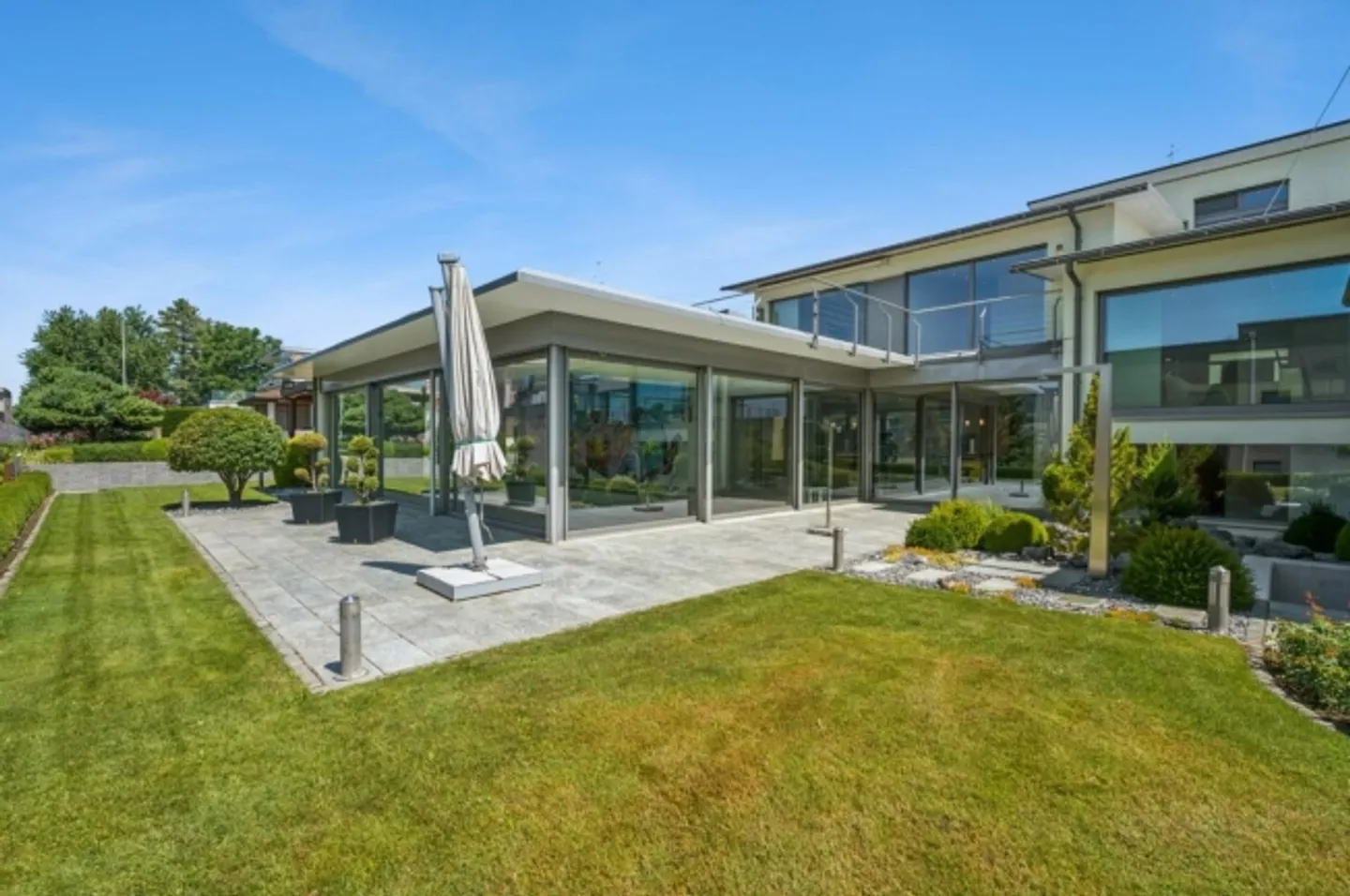 Villa architettonica con piscina interna e vista lago - Foto 11 di 11