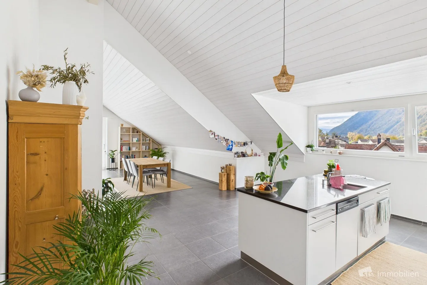 Living in the attic with a view - Photo 3 of 13