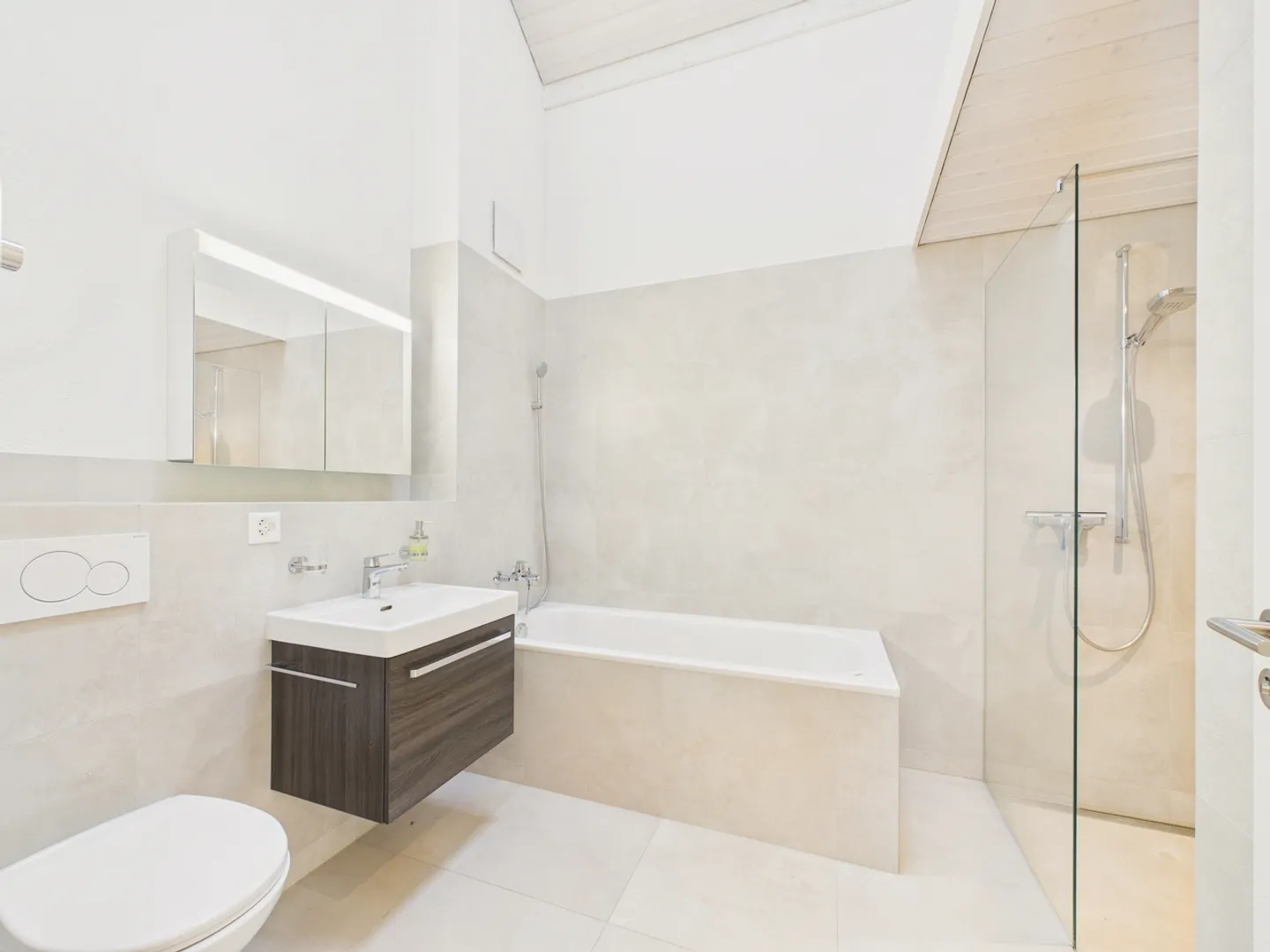 Spacious Maisonette with a View – Your New Home in Glarnerland - Photo 8 of 9