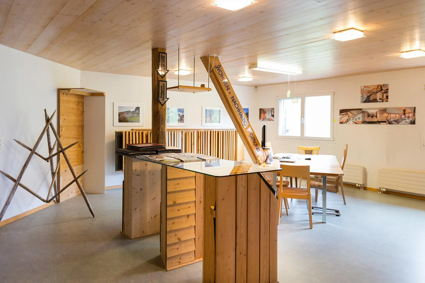 Atelier de menuiserie incluant machines et bureaux - Photo 2 sur 23