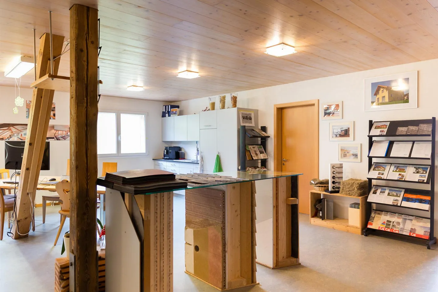 Atelier de menuiserie incluant machines et bureaux - Photo 3 sur 23