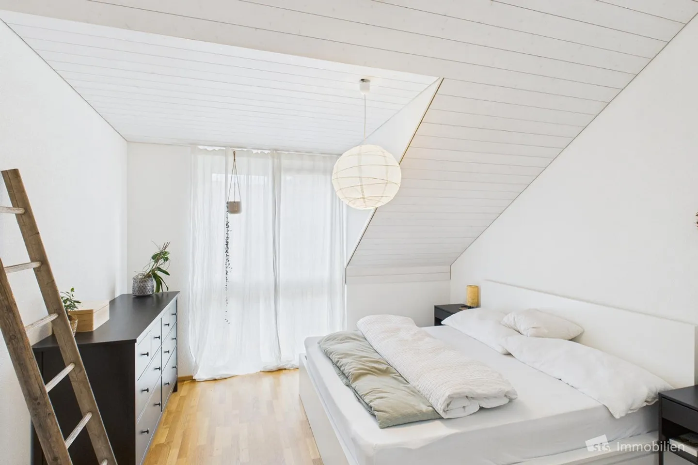 Living in the attic with a view - Photo 6 of 13